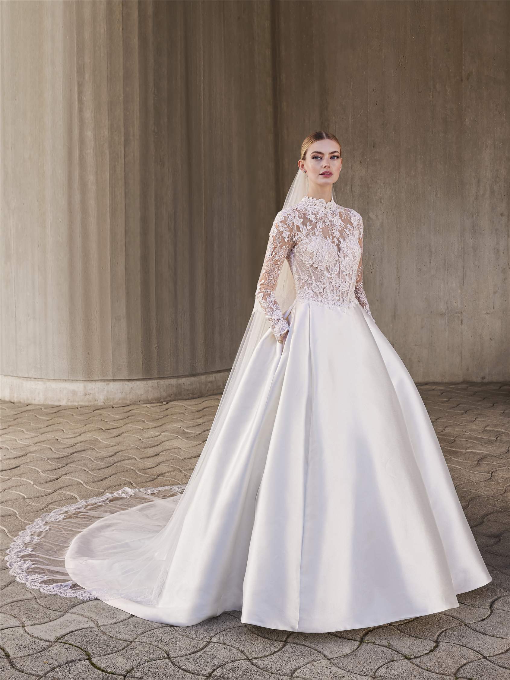 فستان زفاف بقماش الميكادو من Pronovias