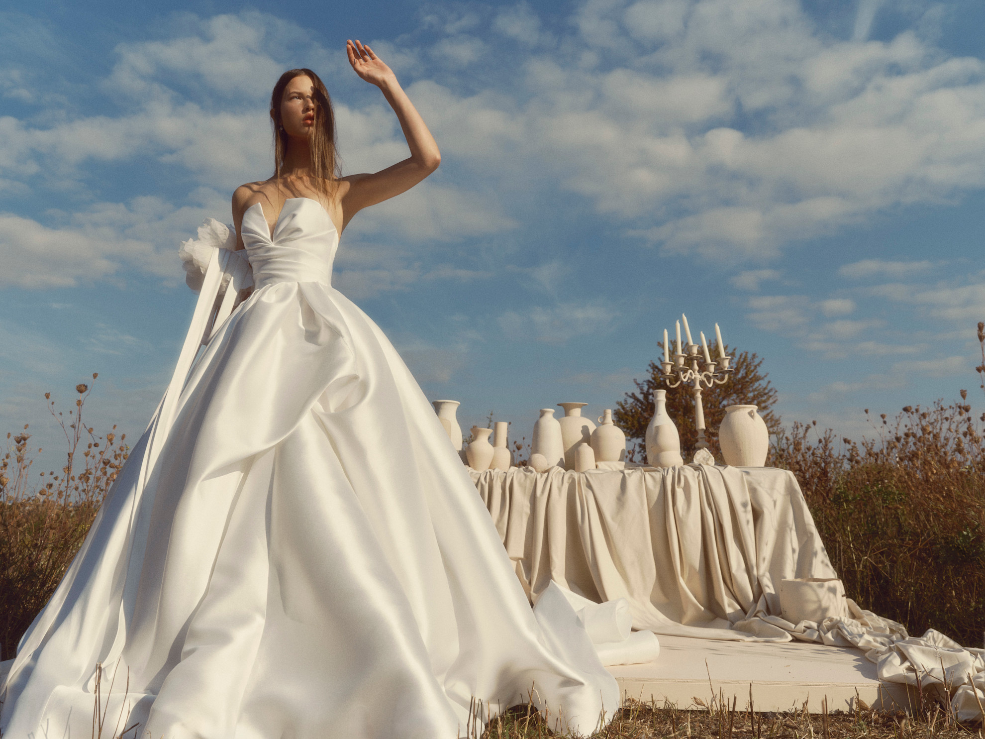 فستان زفاف بياقة القلب من دار Alyne