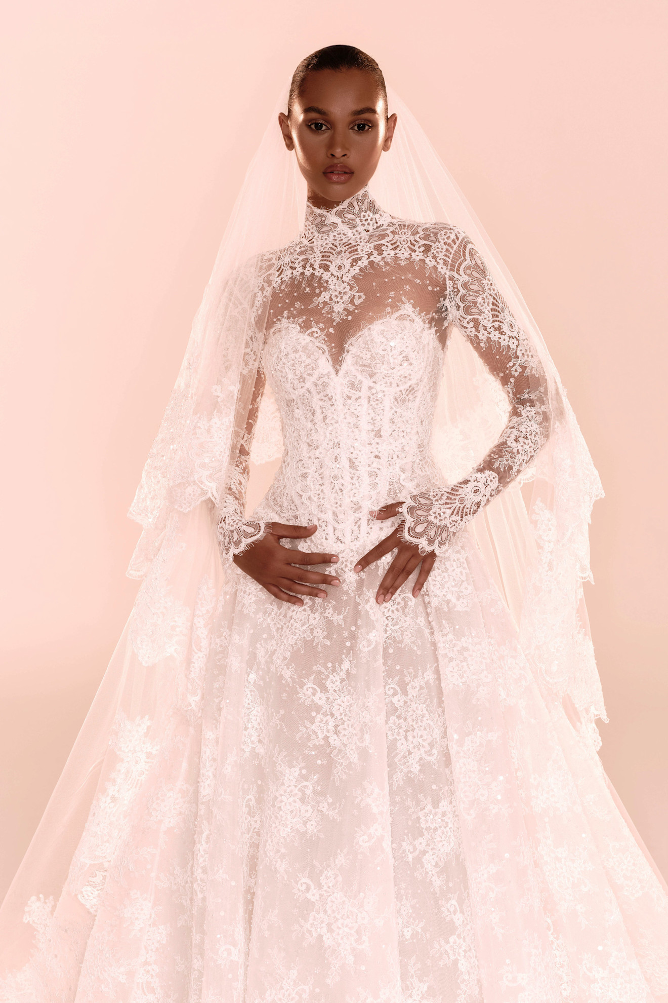 فستان زفاف بياقة عالية توقيع زهير مراد