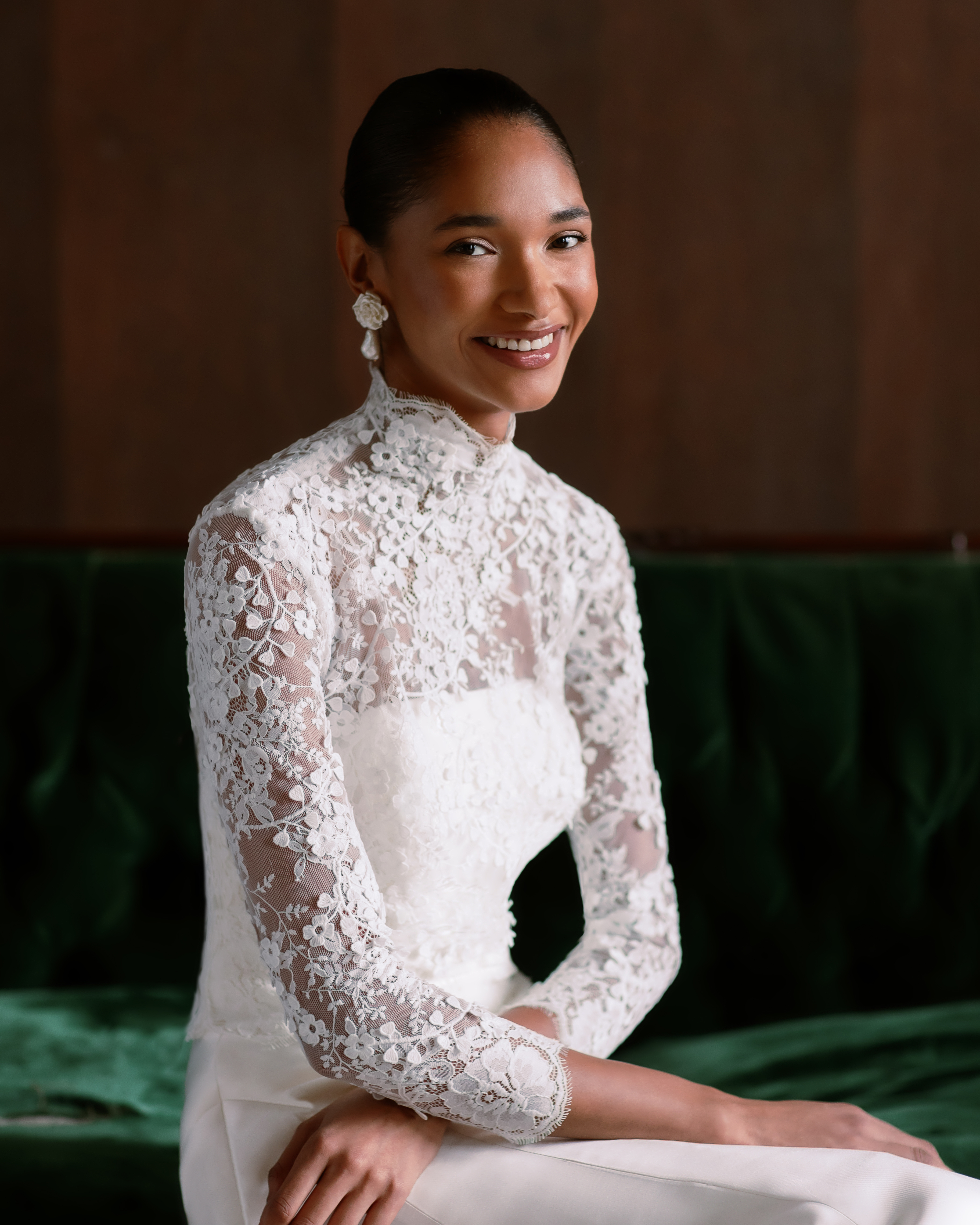 فستان زفاف بياقة عالية من ساريه نوري