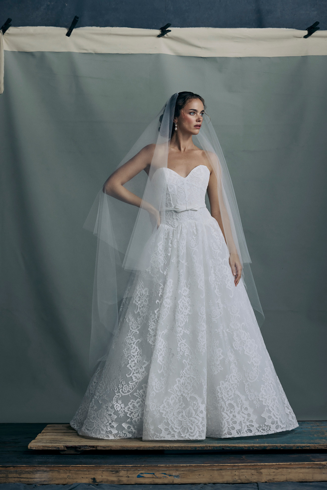 فستان زفاف بياقة على شكل قلب من توقيع آن بارغ