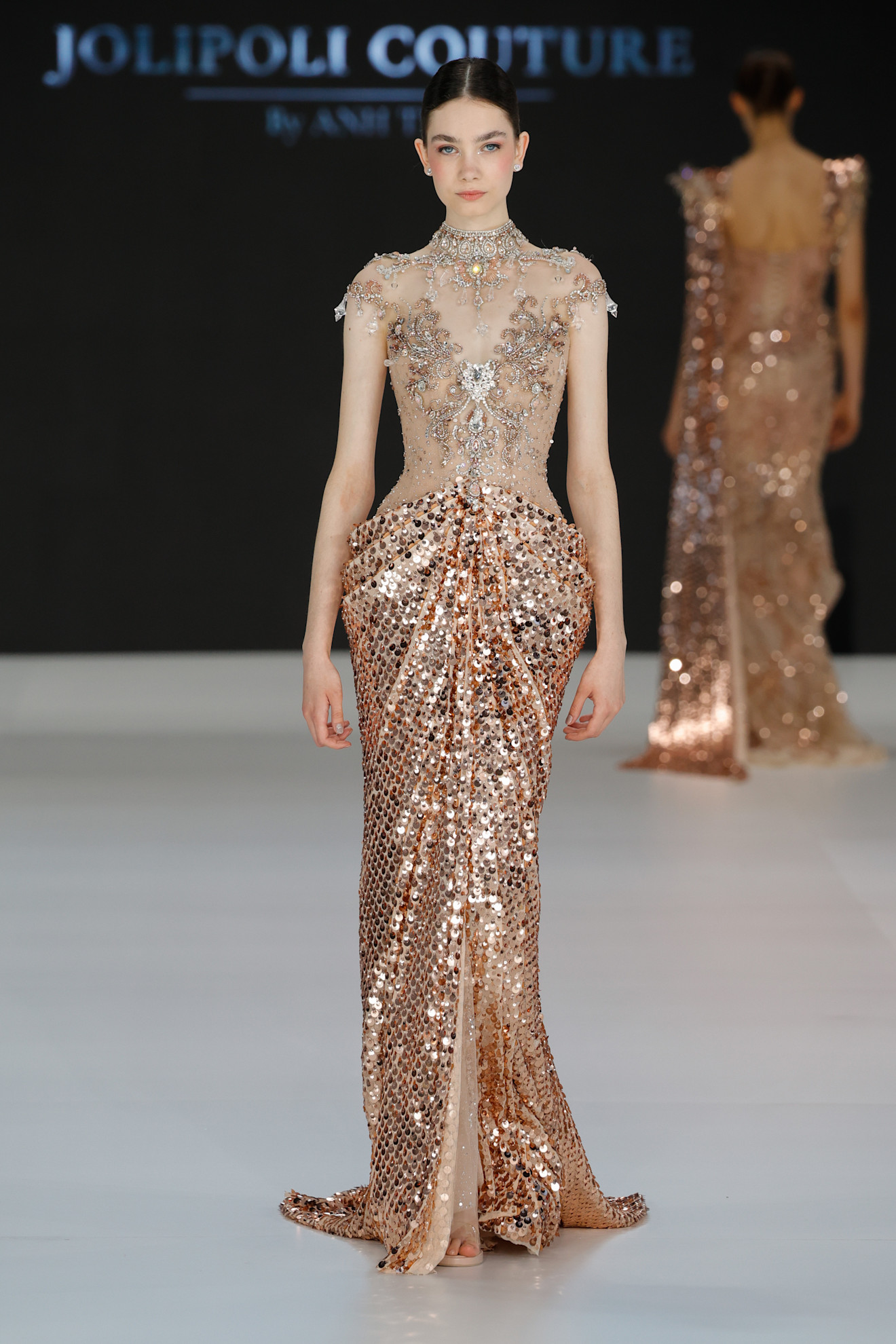 فستان زفاف ذهبي توقيع جولي بولي