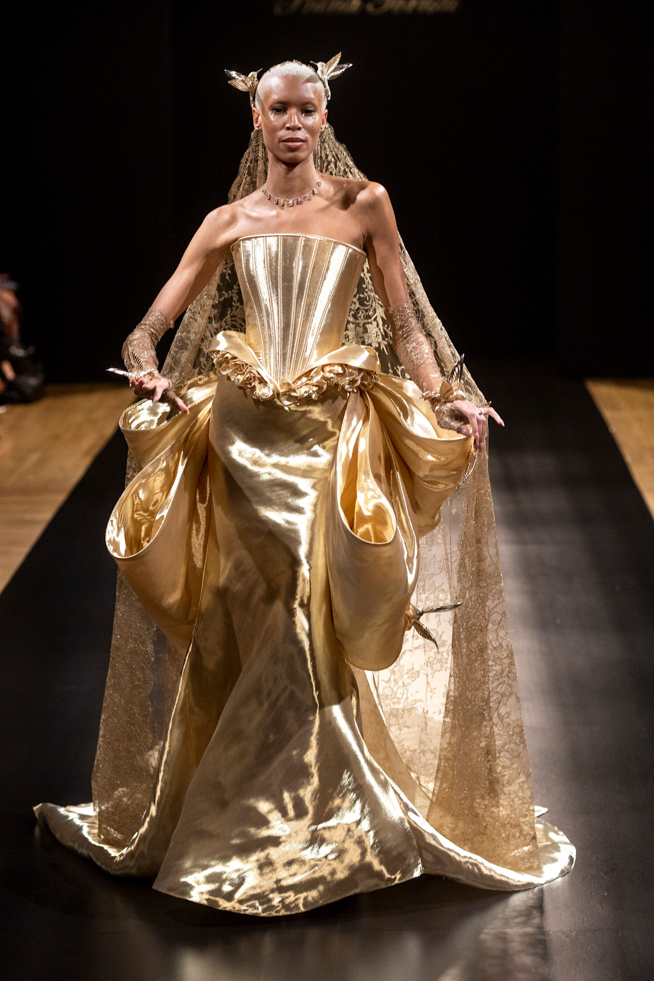 فستان زفاف ذهبي من عروض بنينا تورناي لخريف وشتاء 2026