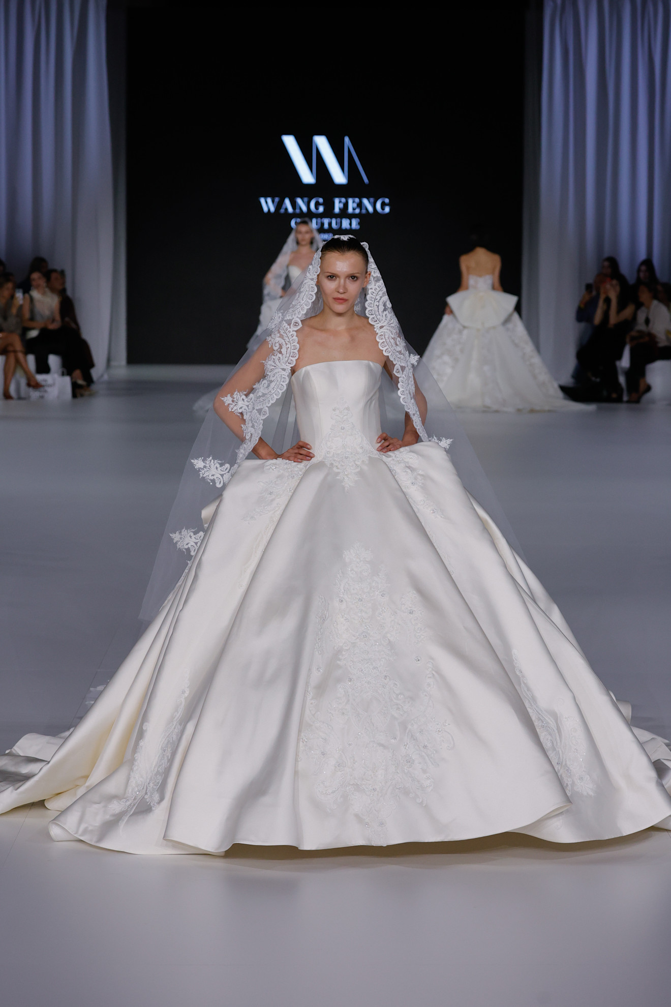 فستان زفاف ساتان من  Wang Feng