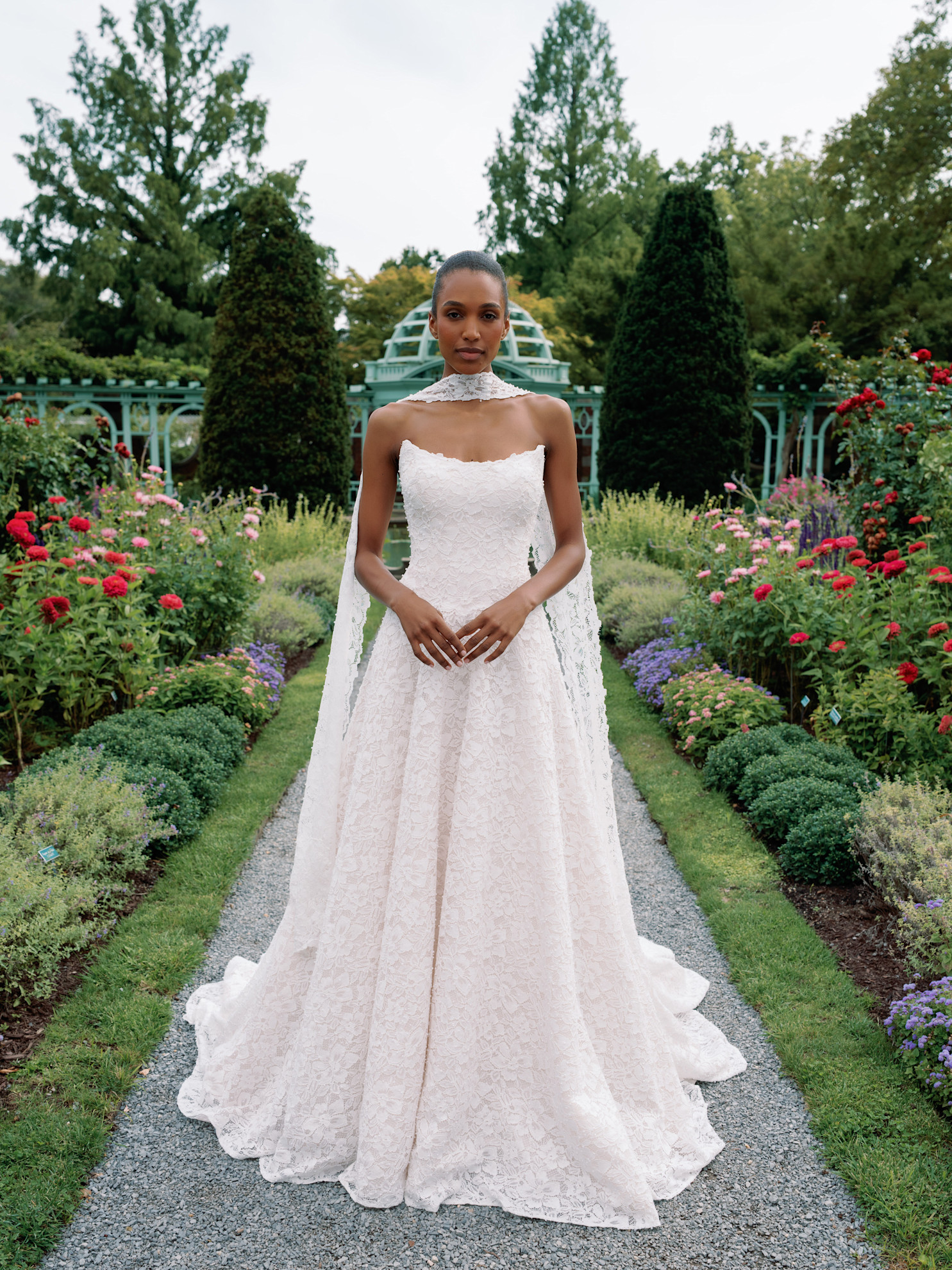 فستان زفاف ساريه نوري مع وشاح