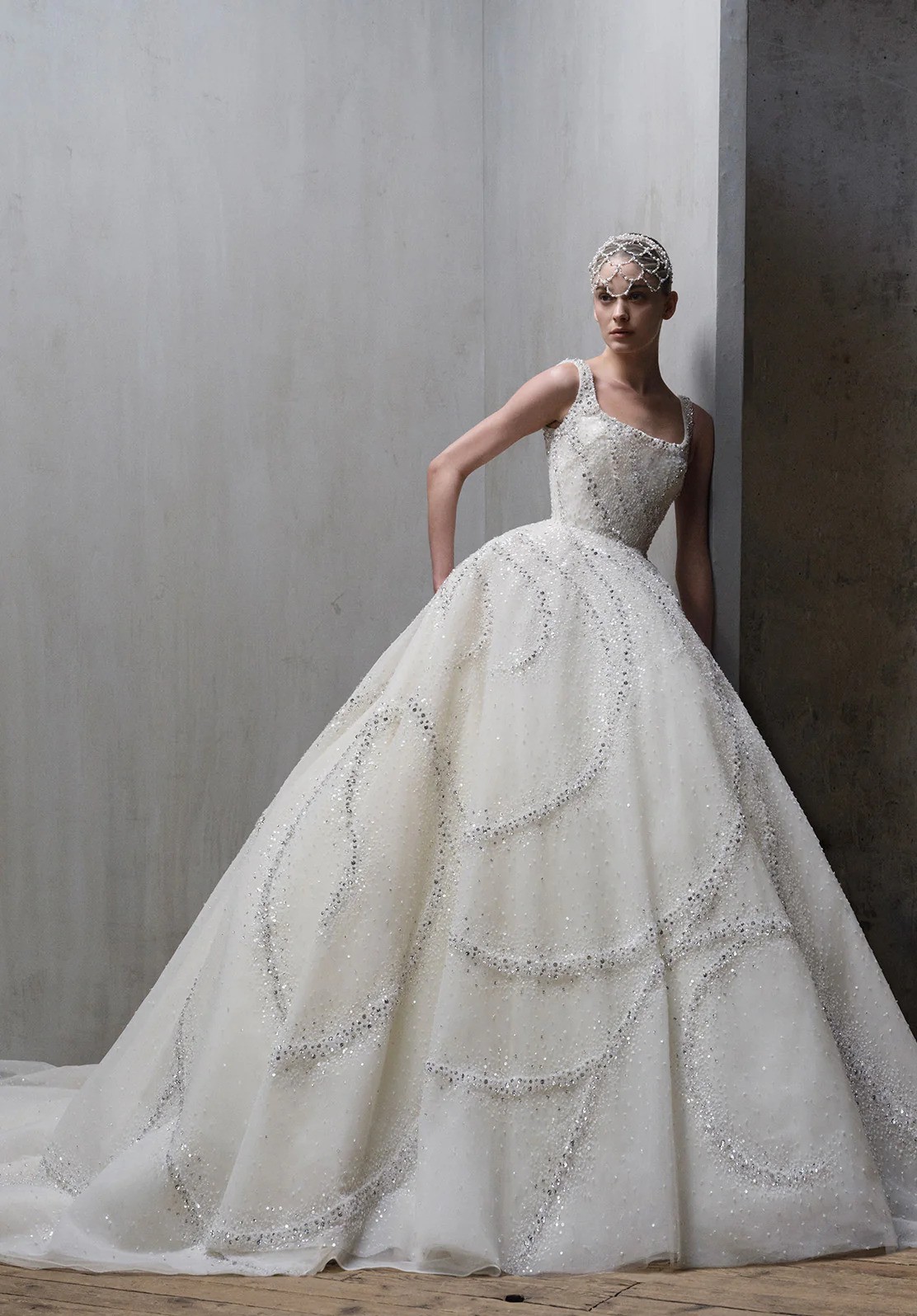 فستان زفاف فضي توقيع إيلي صعب