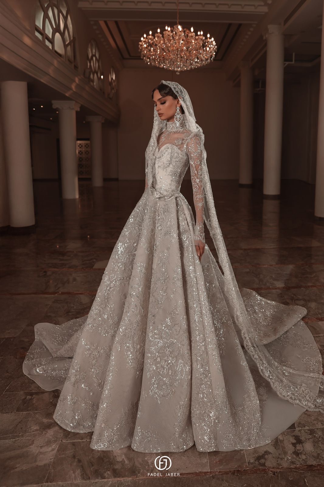 فستان زفاف فضي توقيع فضل جابر