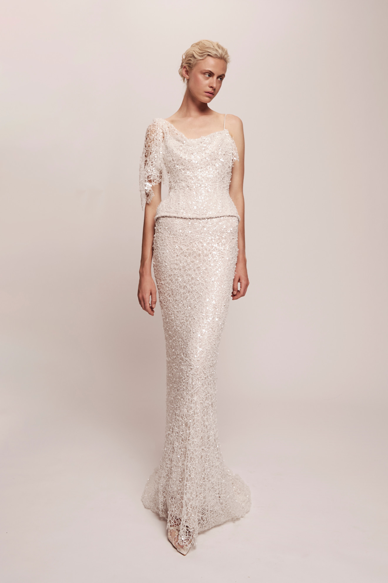 فستان زفاف فضي لإطلالات بعد الزفاف من جاكلين وايت