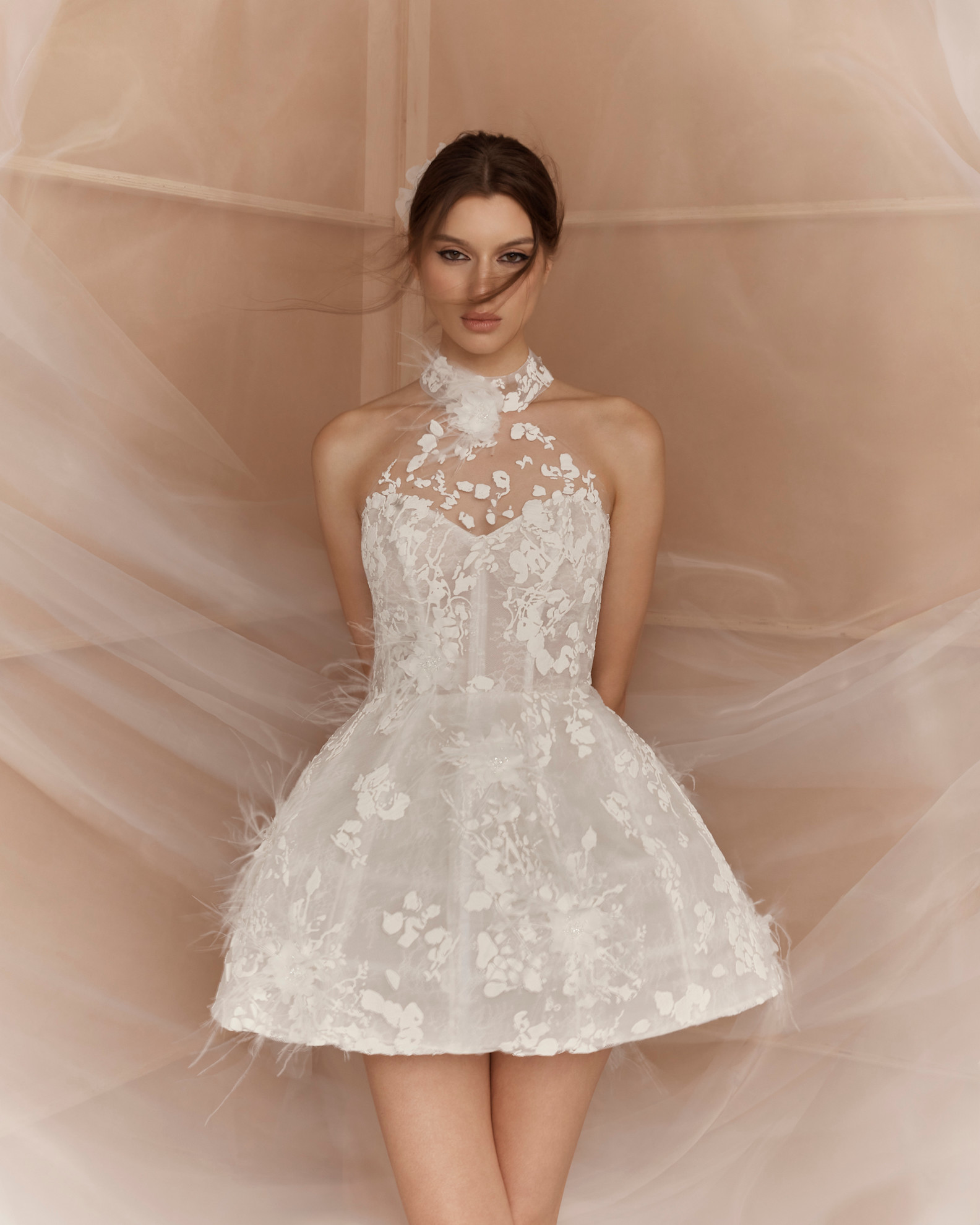 فستان زفاف قصير بالريش من فرانسيسكا ميراندا