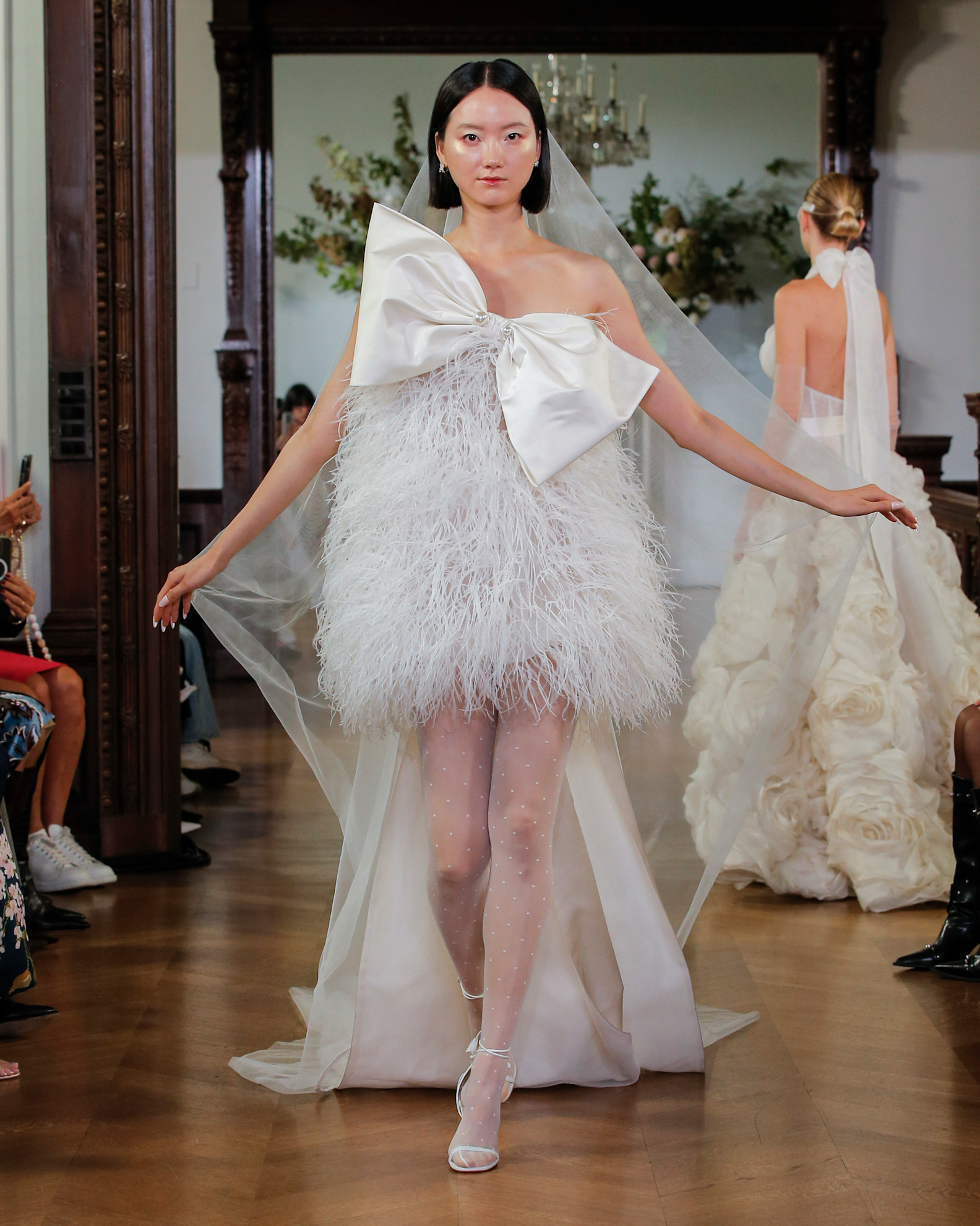 فستان زفاف قصير بالريش من مونيك لولييه