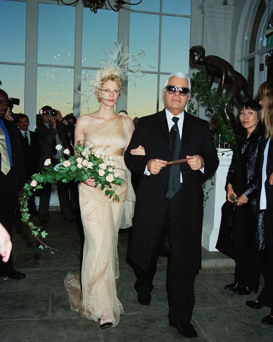 فستان زفاف كريستين ماكمينامي Kristen McMenamy، 1997