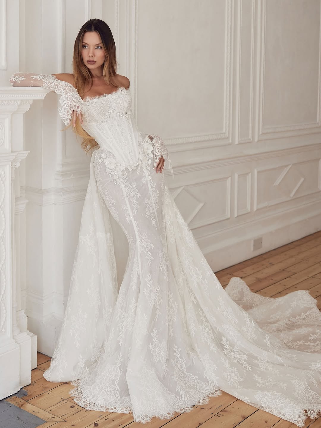 فستان زفاف كورسيه مع الدانتيل من Pallascouture