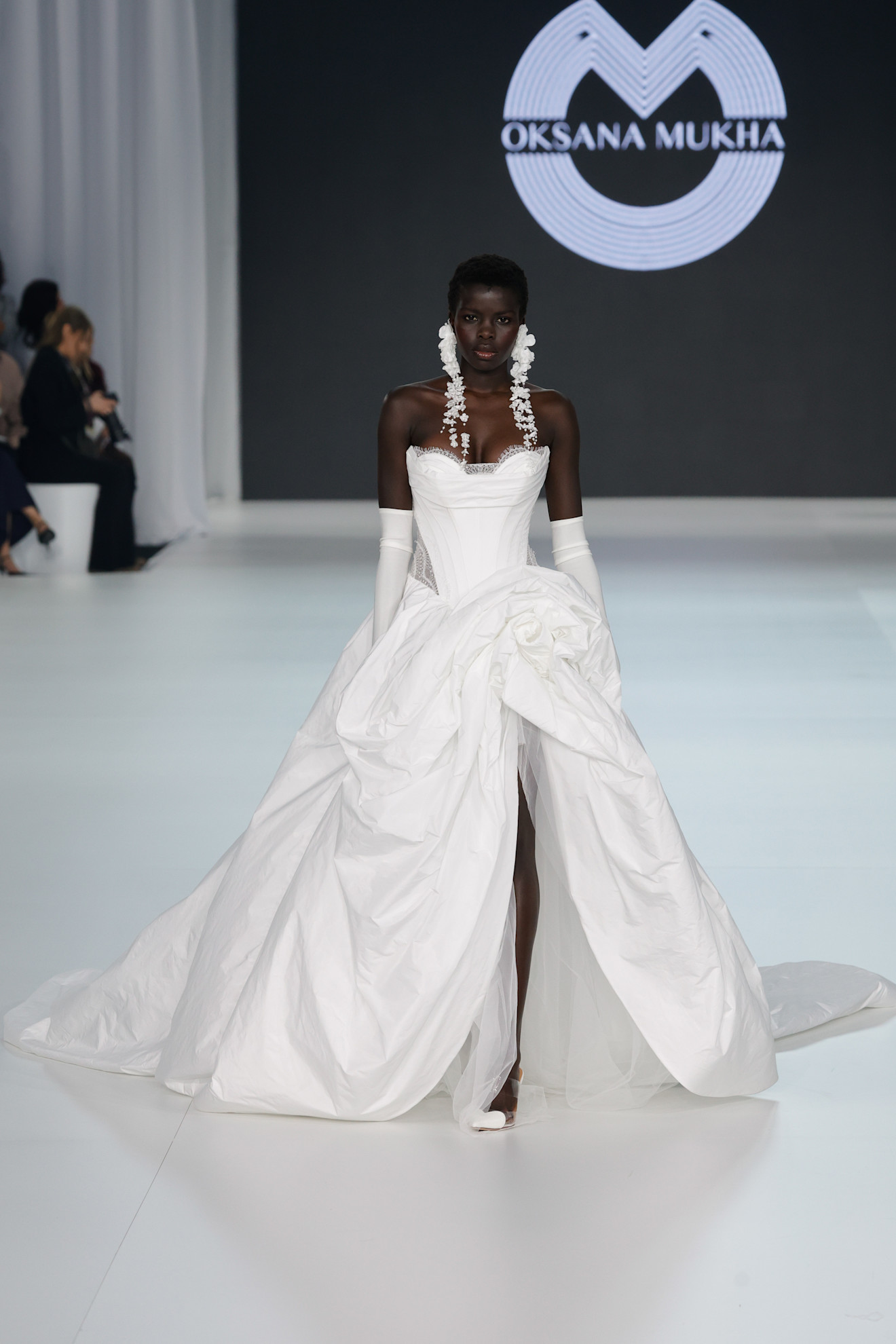 فستان زفاف لدار أوسكانا موكا في أسبوع برشلونة للعروس