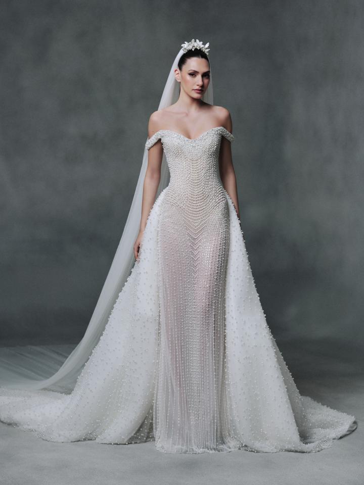 فستان زفاف مرصع بحبيبات اللؤلؤ