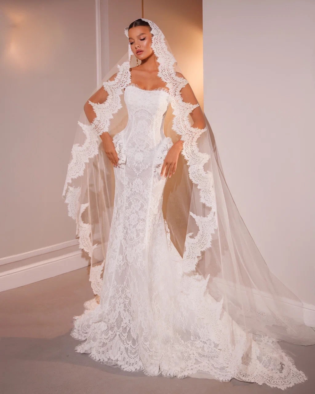 فستان زفاف مشغول بالدانتيل من megaday_wedding