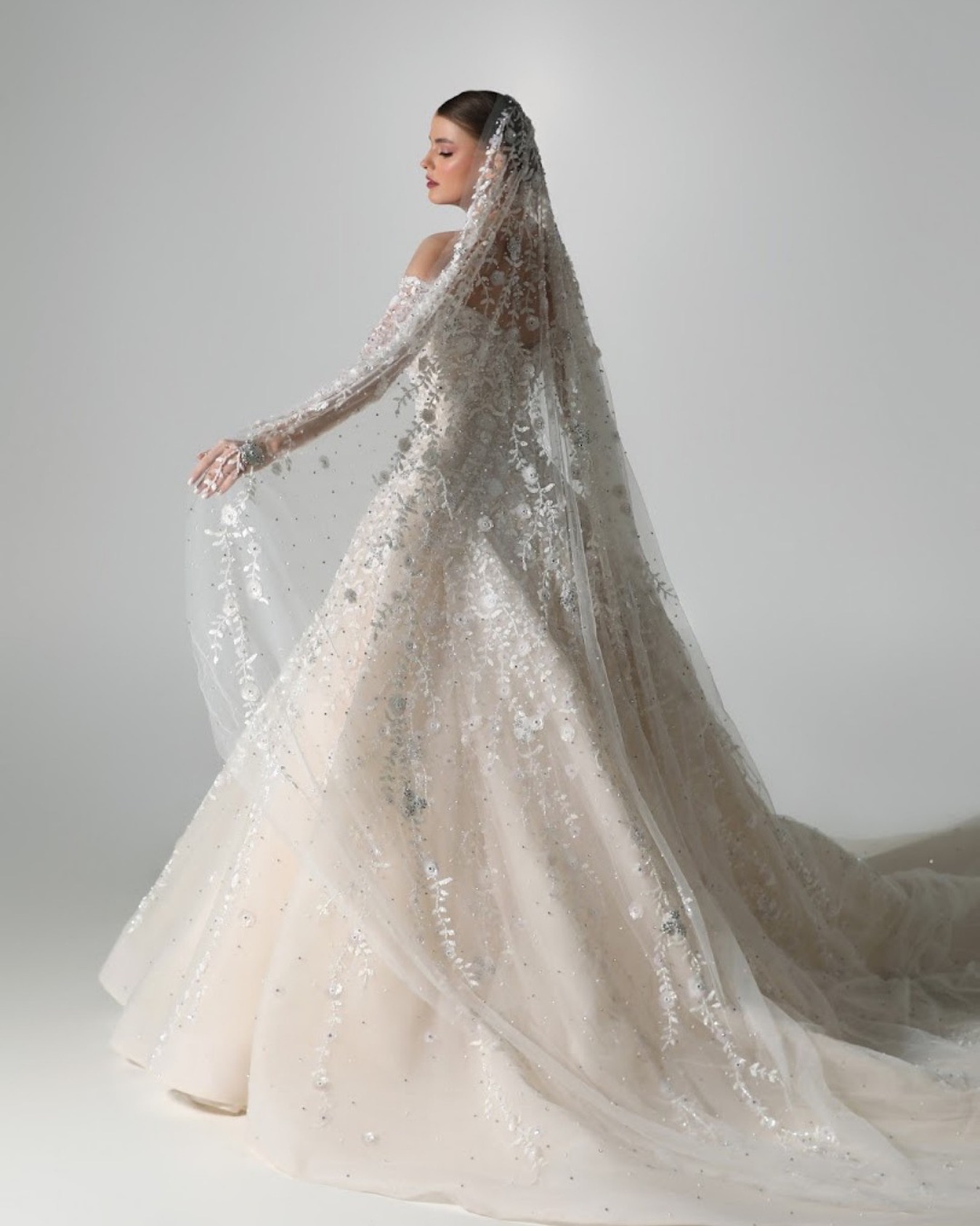 فستان زفاف مطرز بالكامل من Fatima AbdulQadir