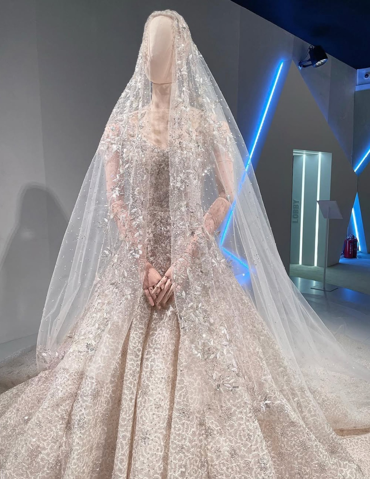 فستان زفاف مطرز بالكامل من Razan AlAzzouni