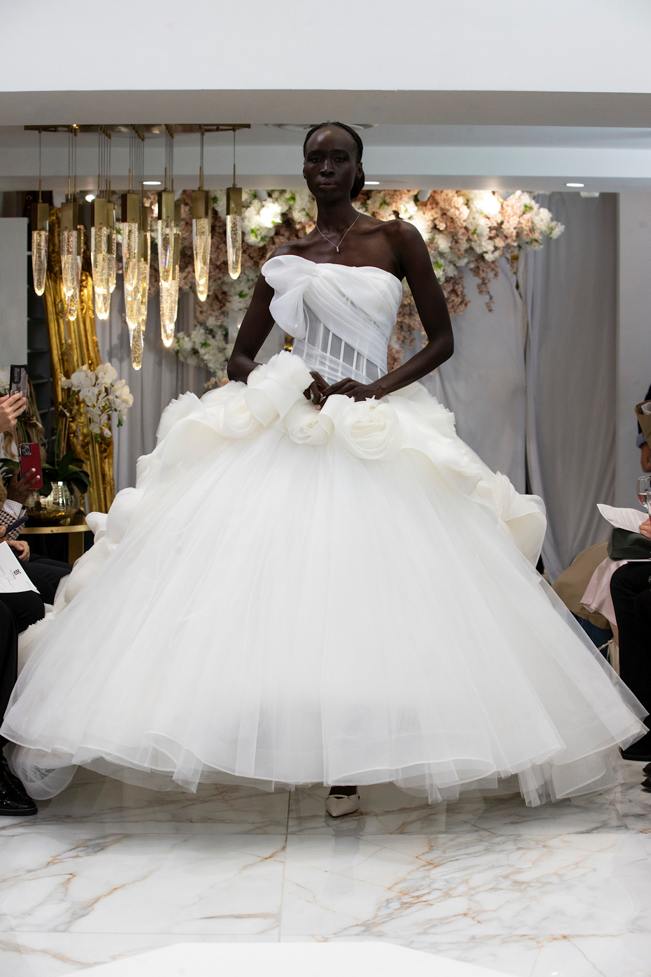 فستان زفاف مطرز بالورود من آسي أزينابور