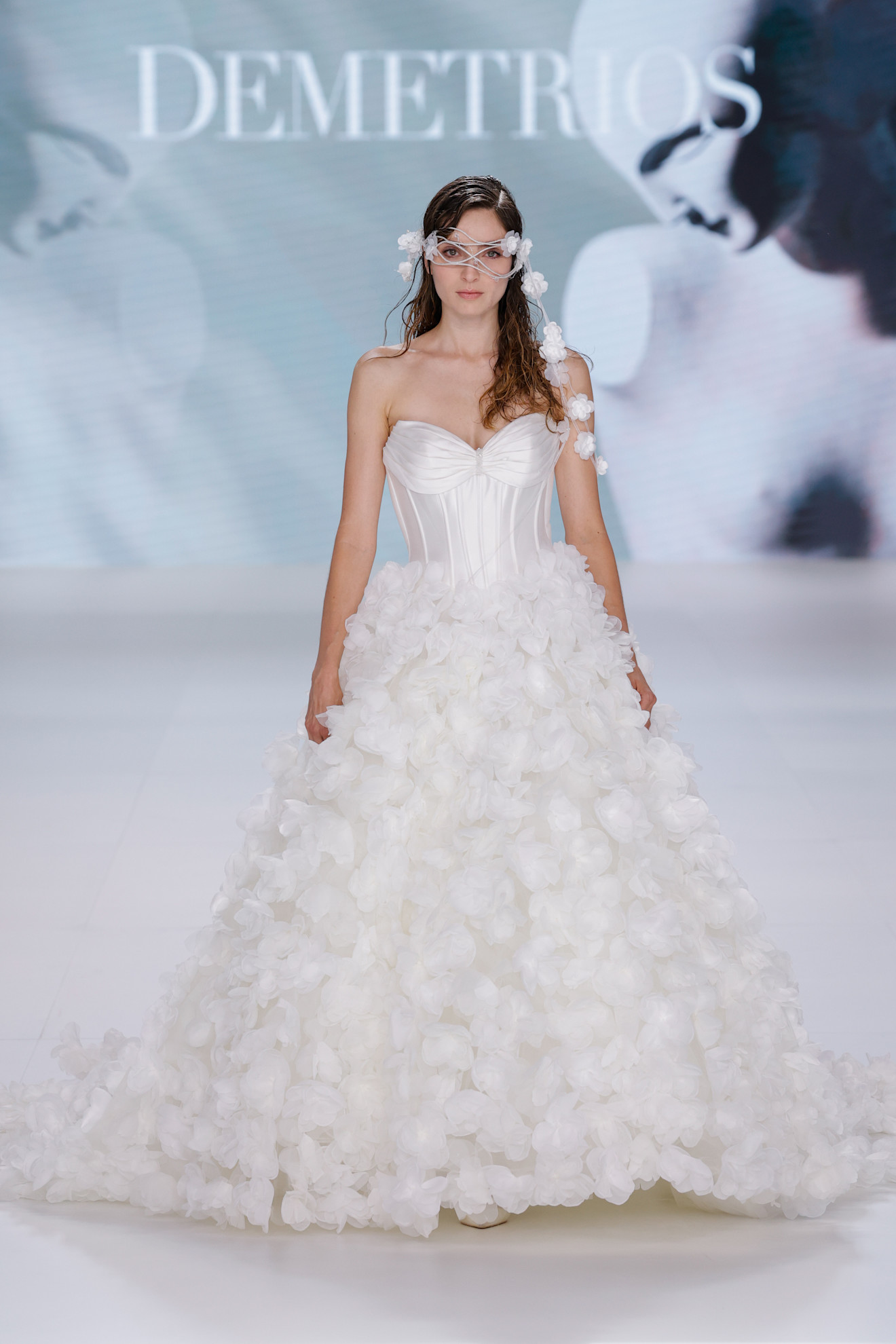 فستان زفاف مطرز بالورود من ديمتريوس