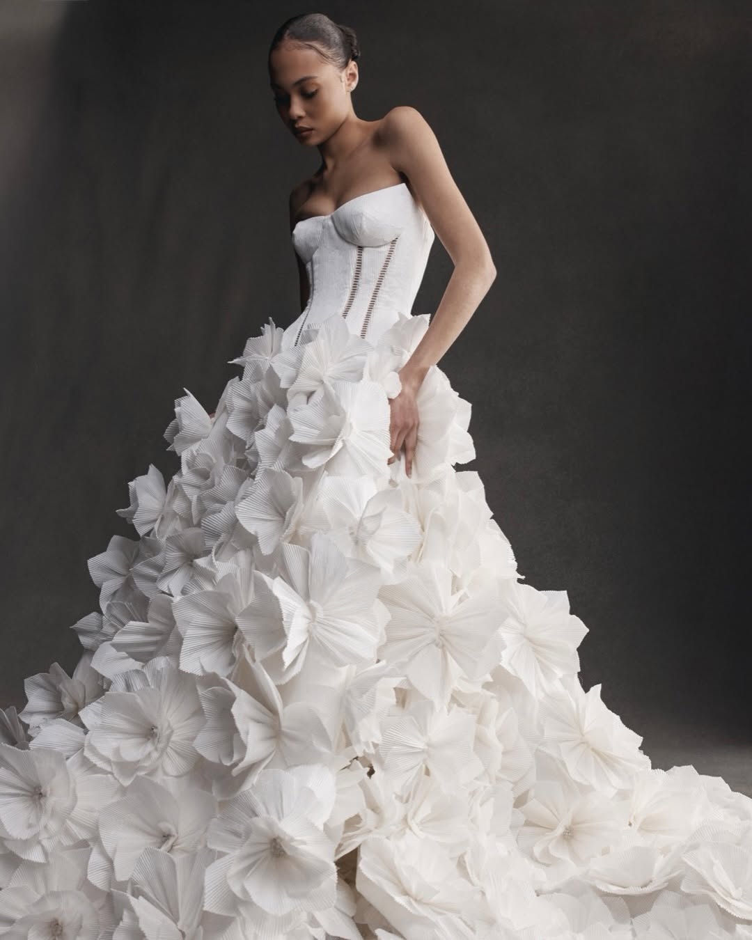 فستان زفاف مطرز بالورود من ICONIC BRIDE