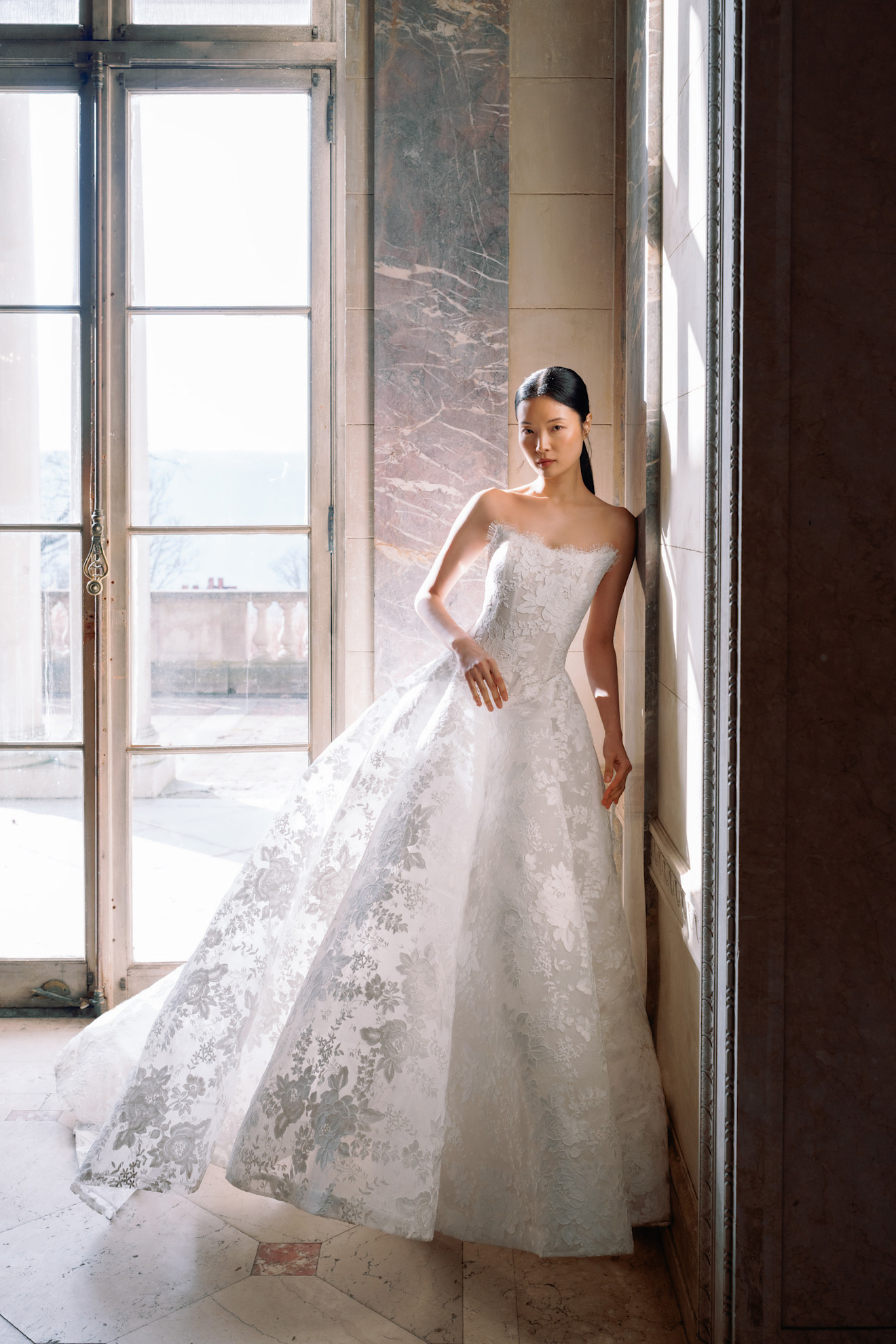 فستان زفاف مطرز بنعومة الربيع