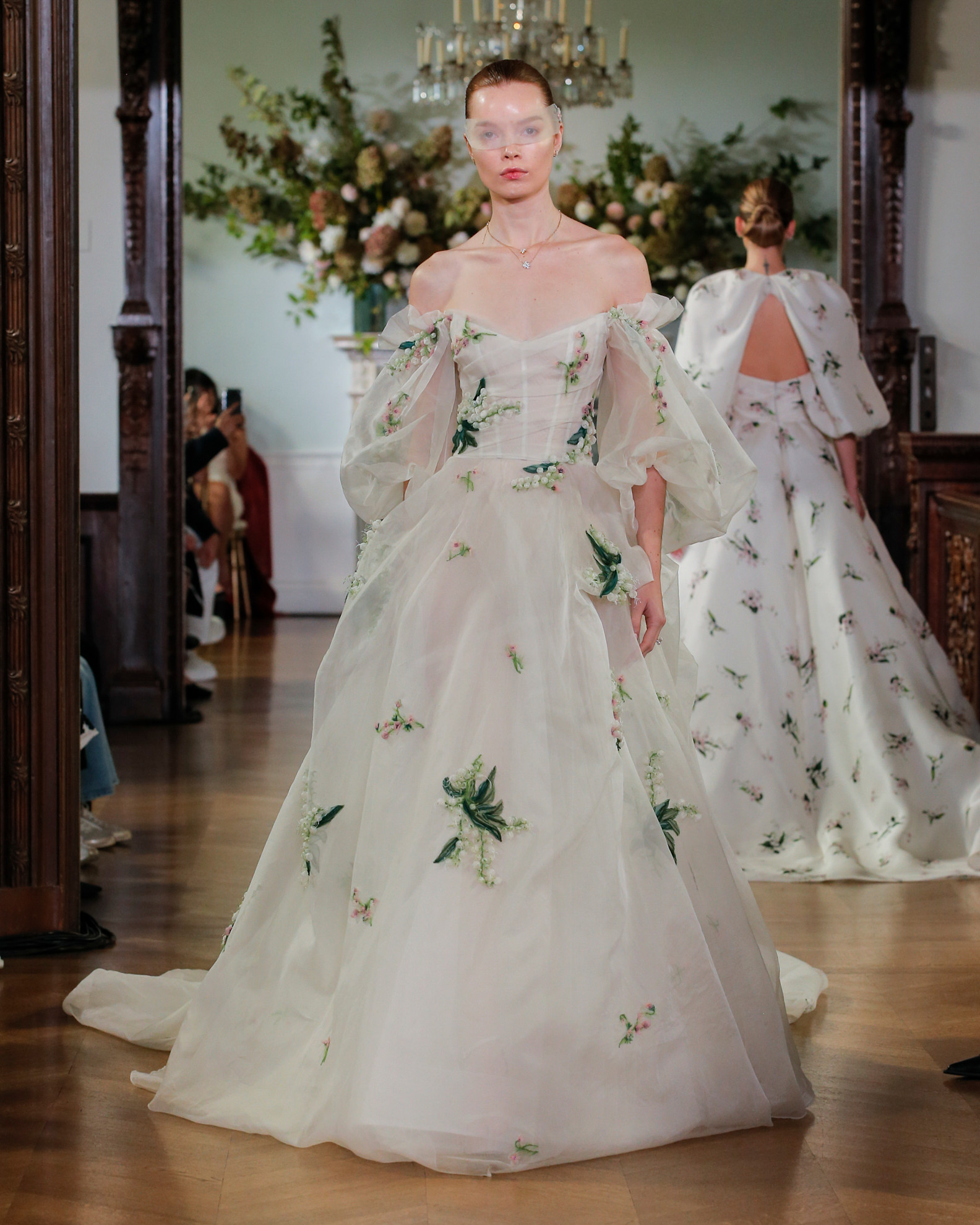 فستان زفاف مع بتلات الأزهار من مونيك لولييه