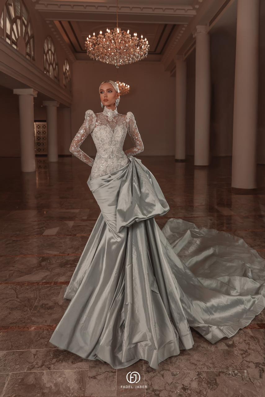 فستان زفاف مع فيونكا عريضة