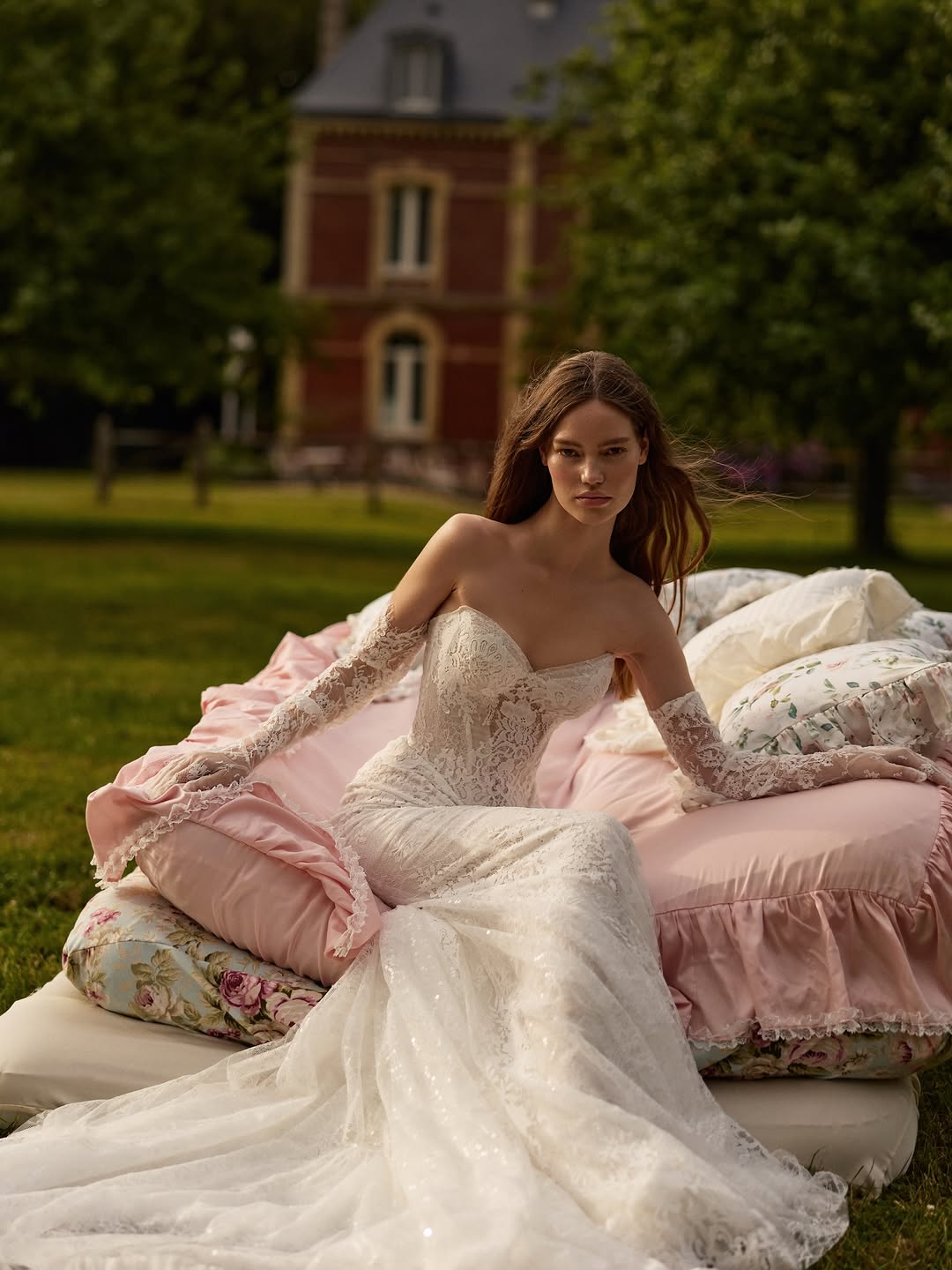 فستان زفاف مع قفازات فينتج من ميلا نوفا