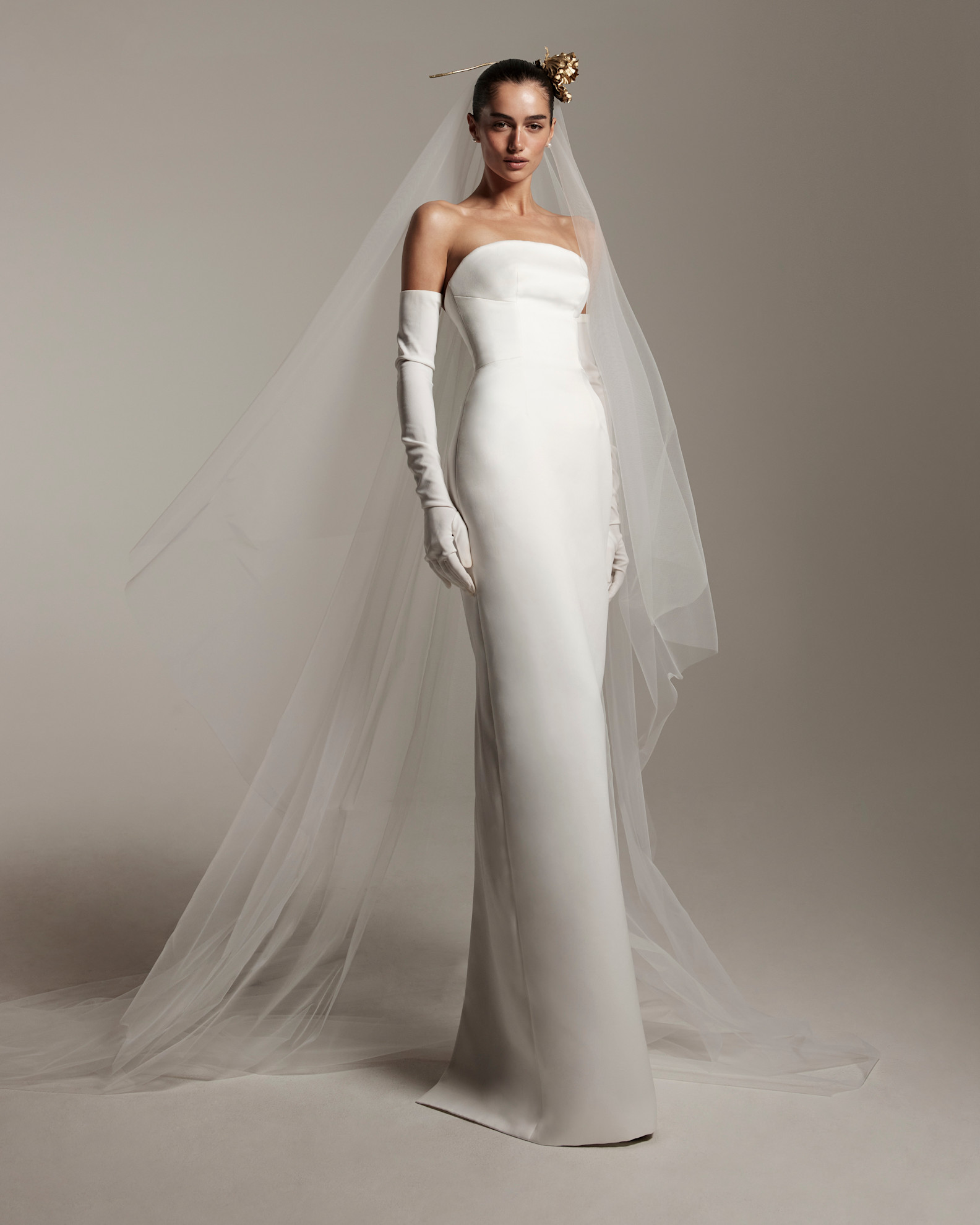 فستان زفاف مع قفازات ناعمة تصميم مونيك لولييه