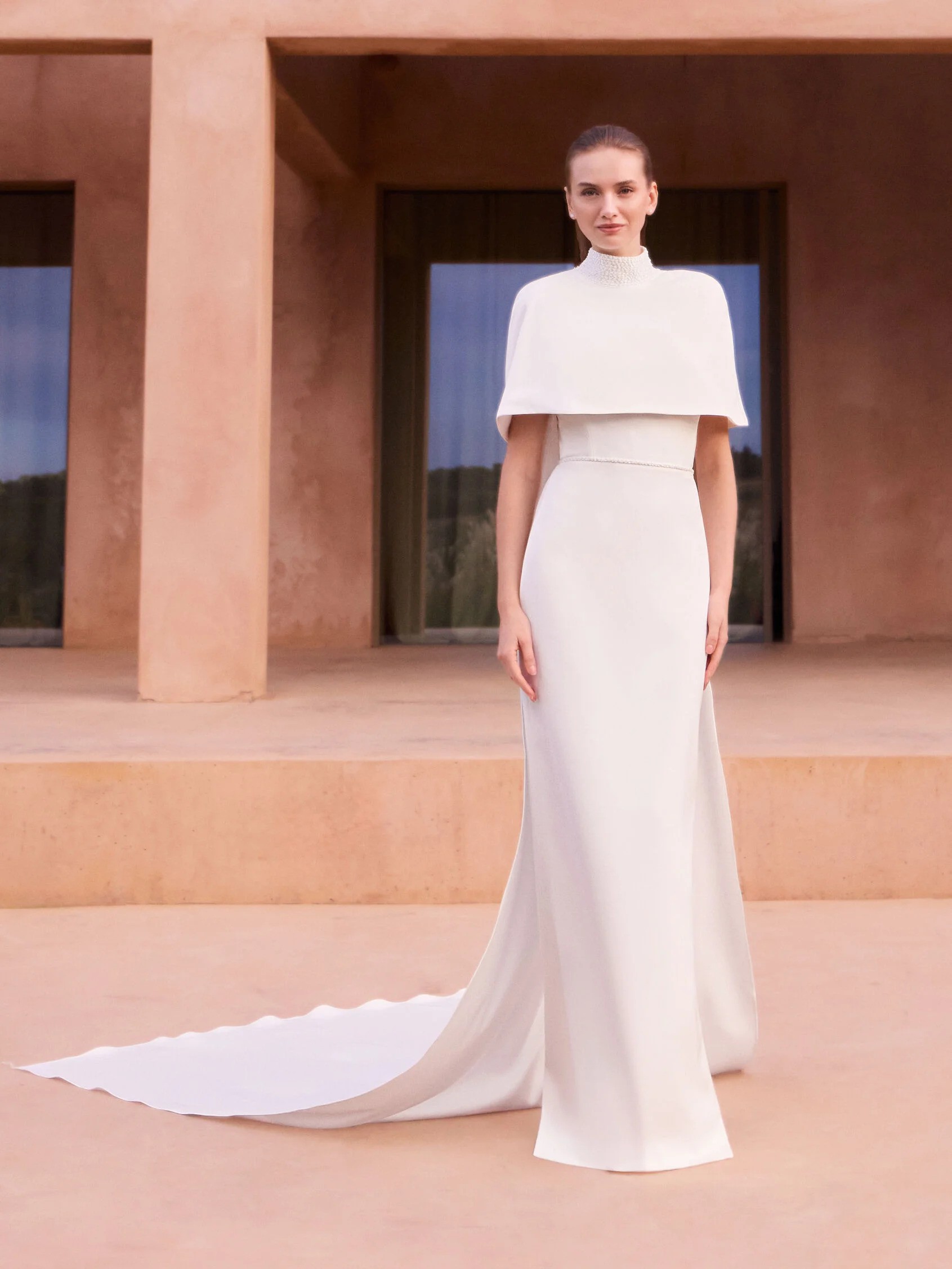 فستان زفاف مع كاب من دار Pronovias