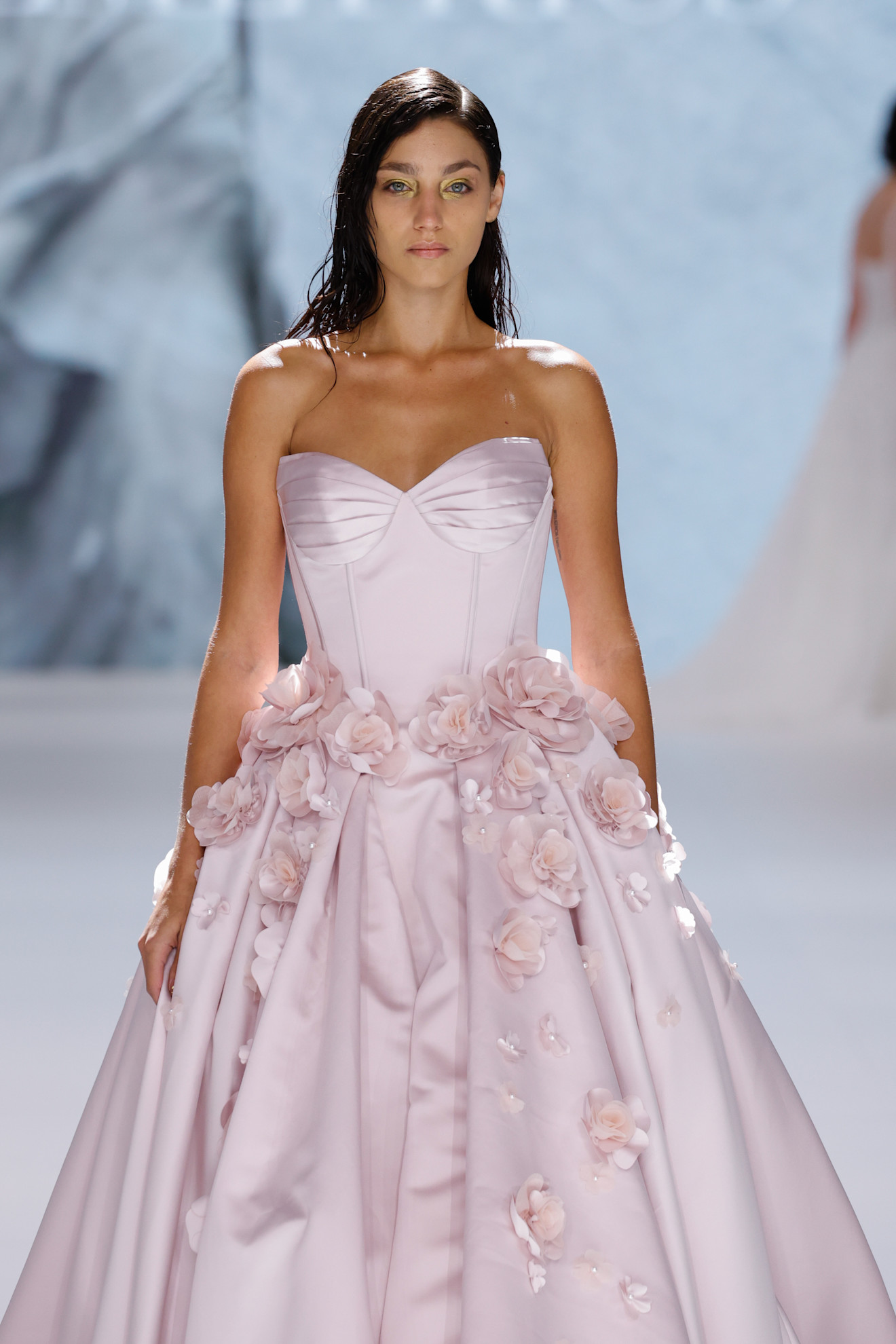 فستان زفاف ملون من ديمتريوس