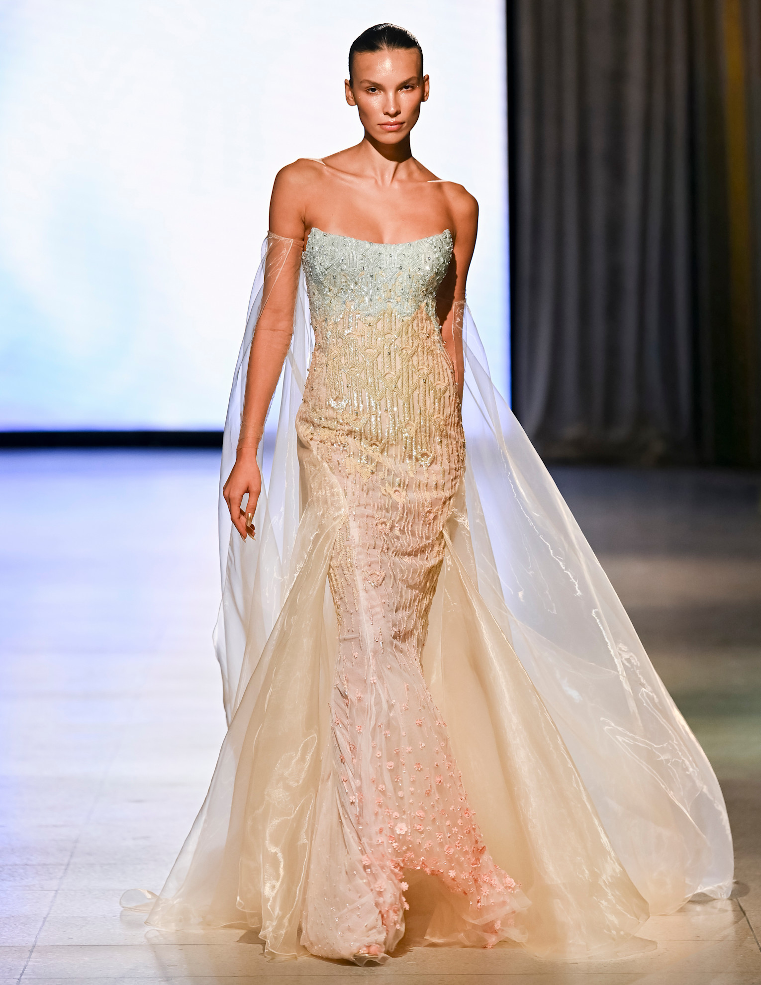 فستان زفاف ملوّن من إناس دي سانتو