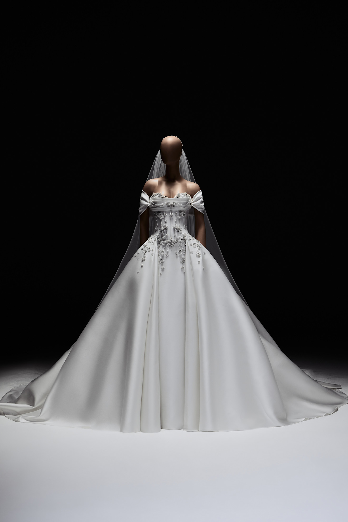 فستان زفاف من الساتان الدوقي