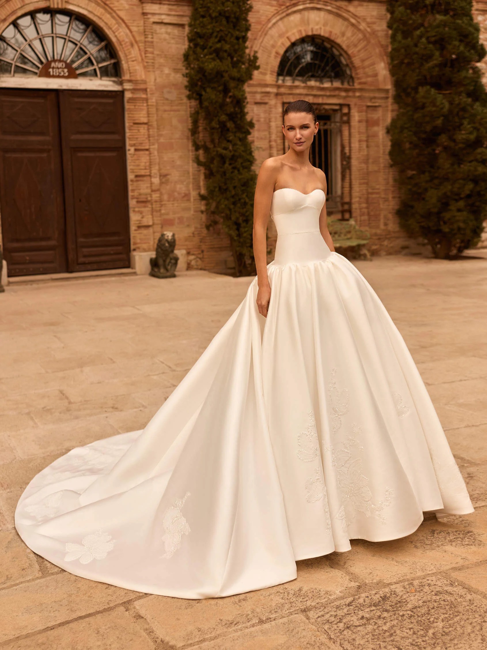 فستان زفاف ميكادو من دار  Pronovias