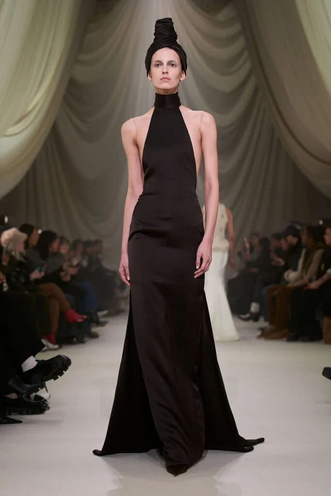 فستان زندايا على منصة أسبوع الأزياء الراقية في باريس من Ashi Studio Spring Summer 2026