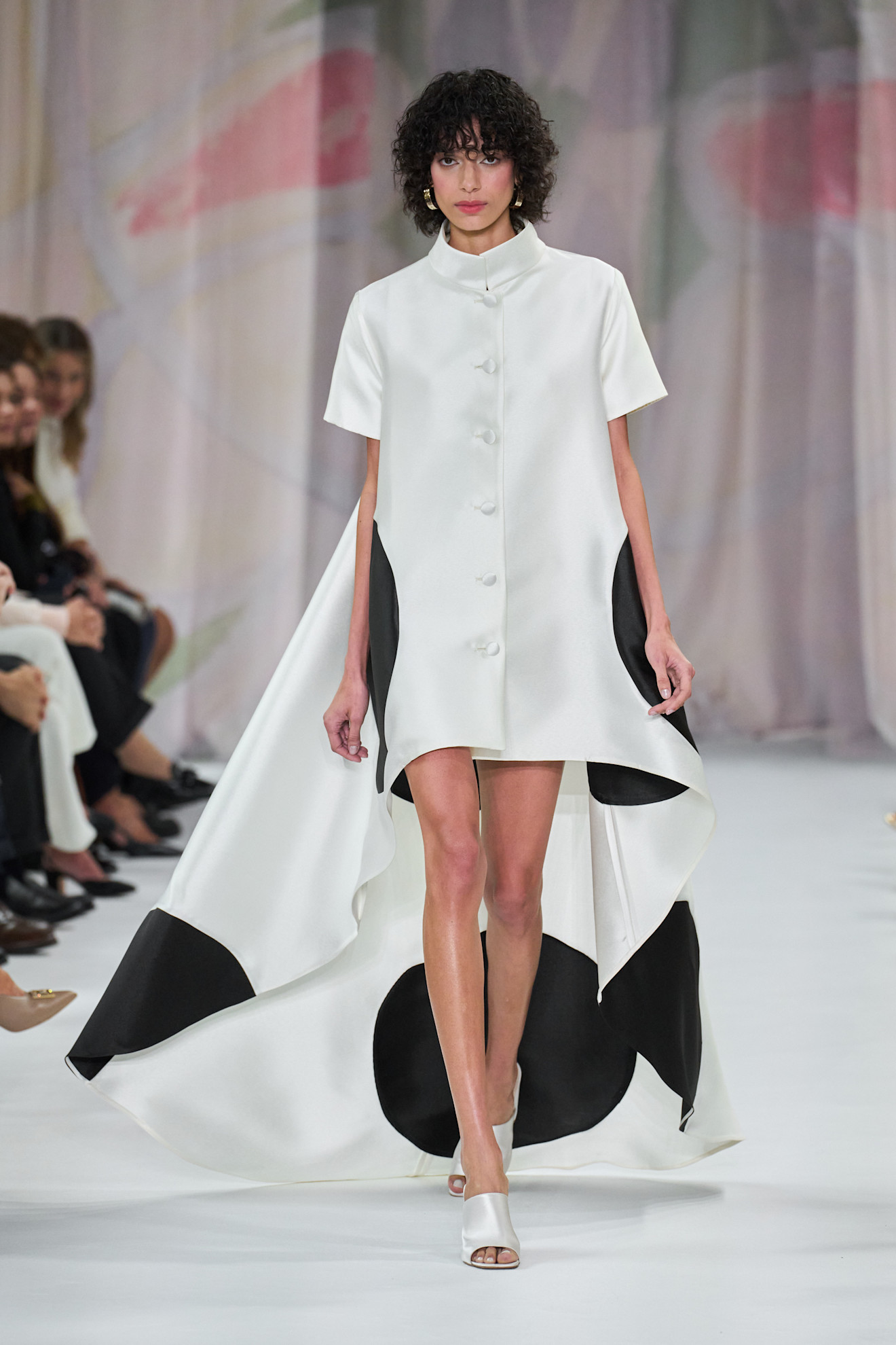 فستان ساتان مختلف وأنيق من Biagiotti