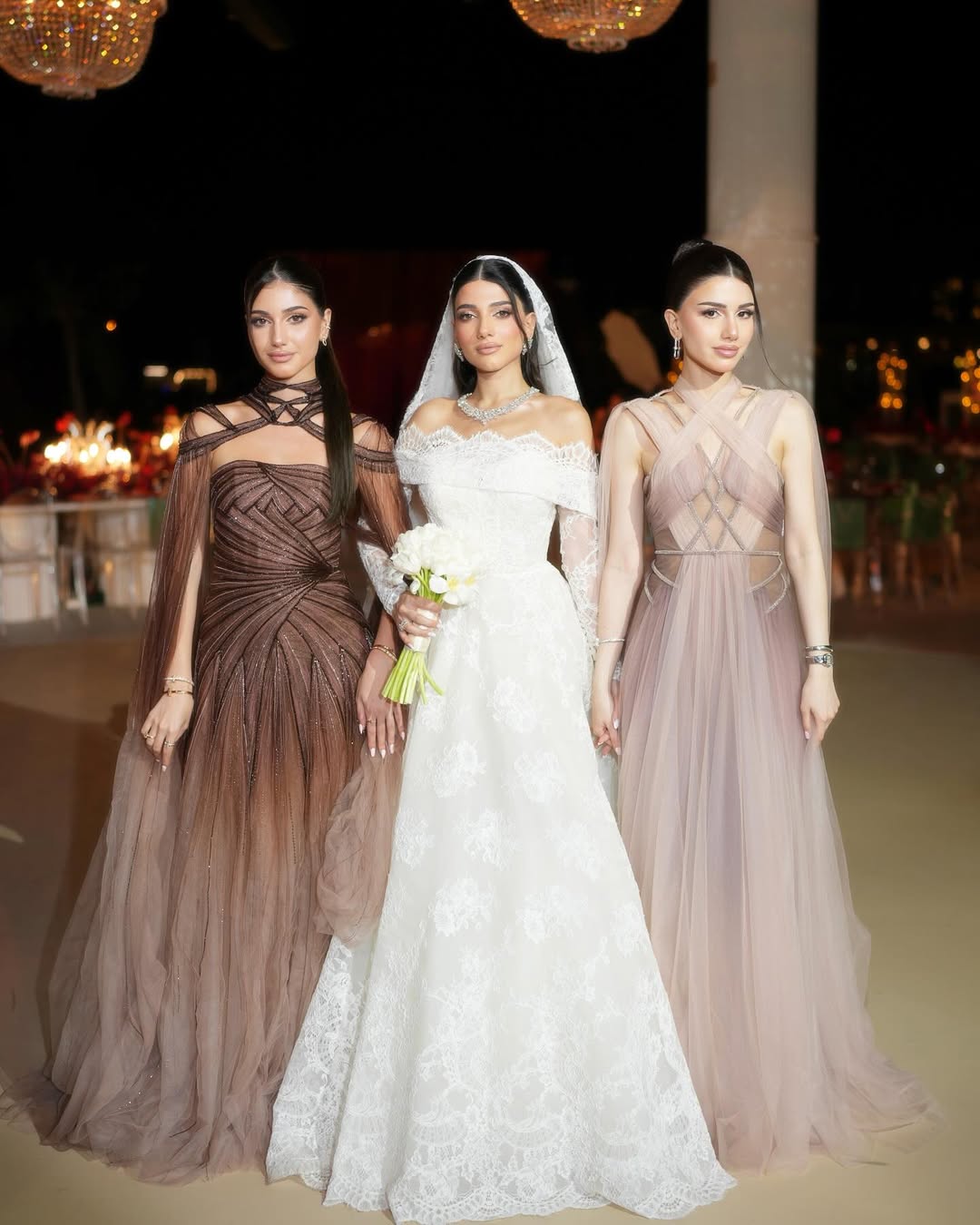  فستان سيدرا عمارة  تميز بفتحات جانبية من التل الشفاف