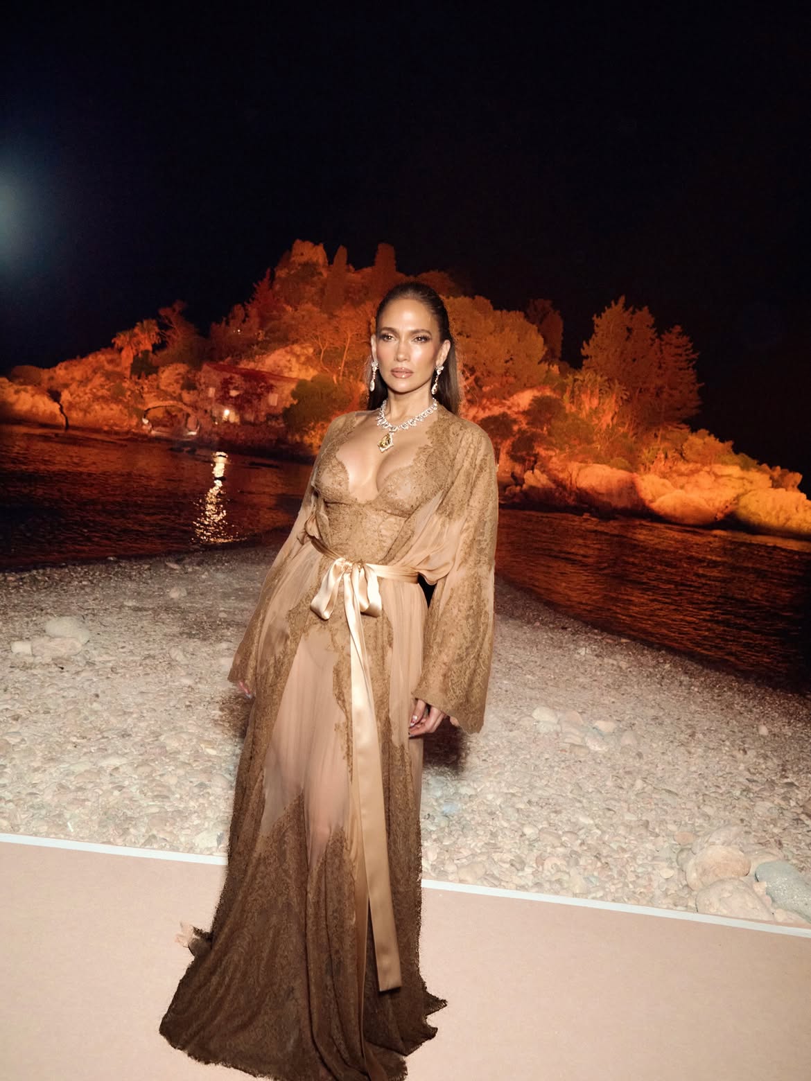 فستان شيفون بلون Amber Nude مع مجوهرات استثنائية... تجسيد للفخامة الراقية