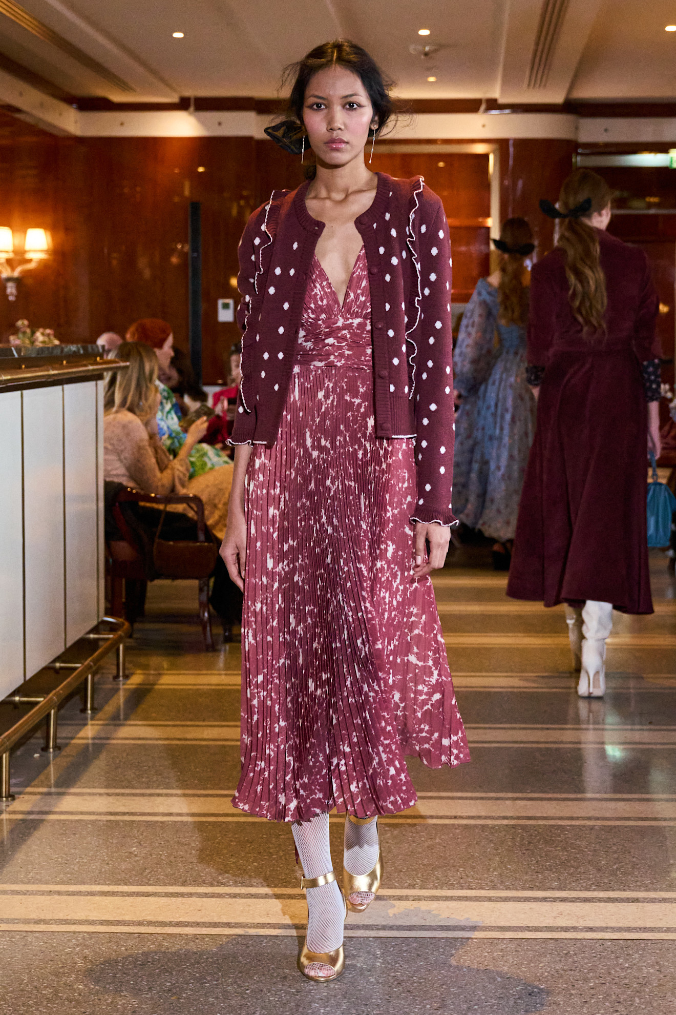 فستان طويل ستان مع كارديغان صوفي من ‏Beccaria