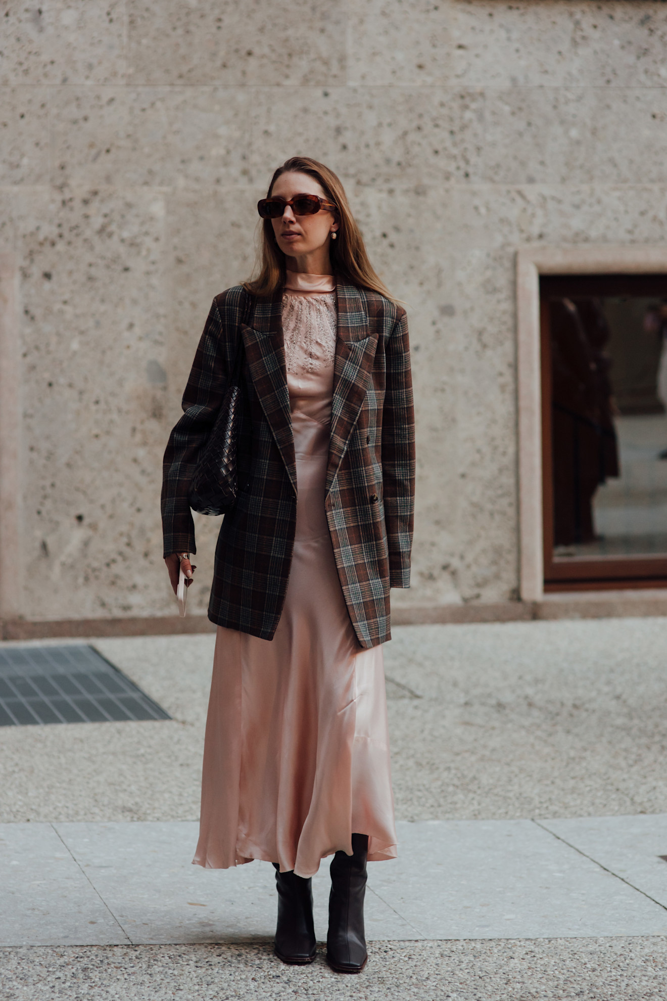 فستان طويل مع بليزر إطلالة من شوارع ميلان