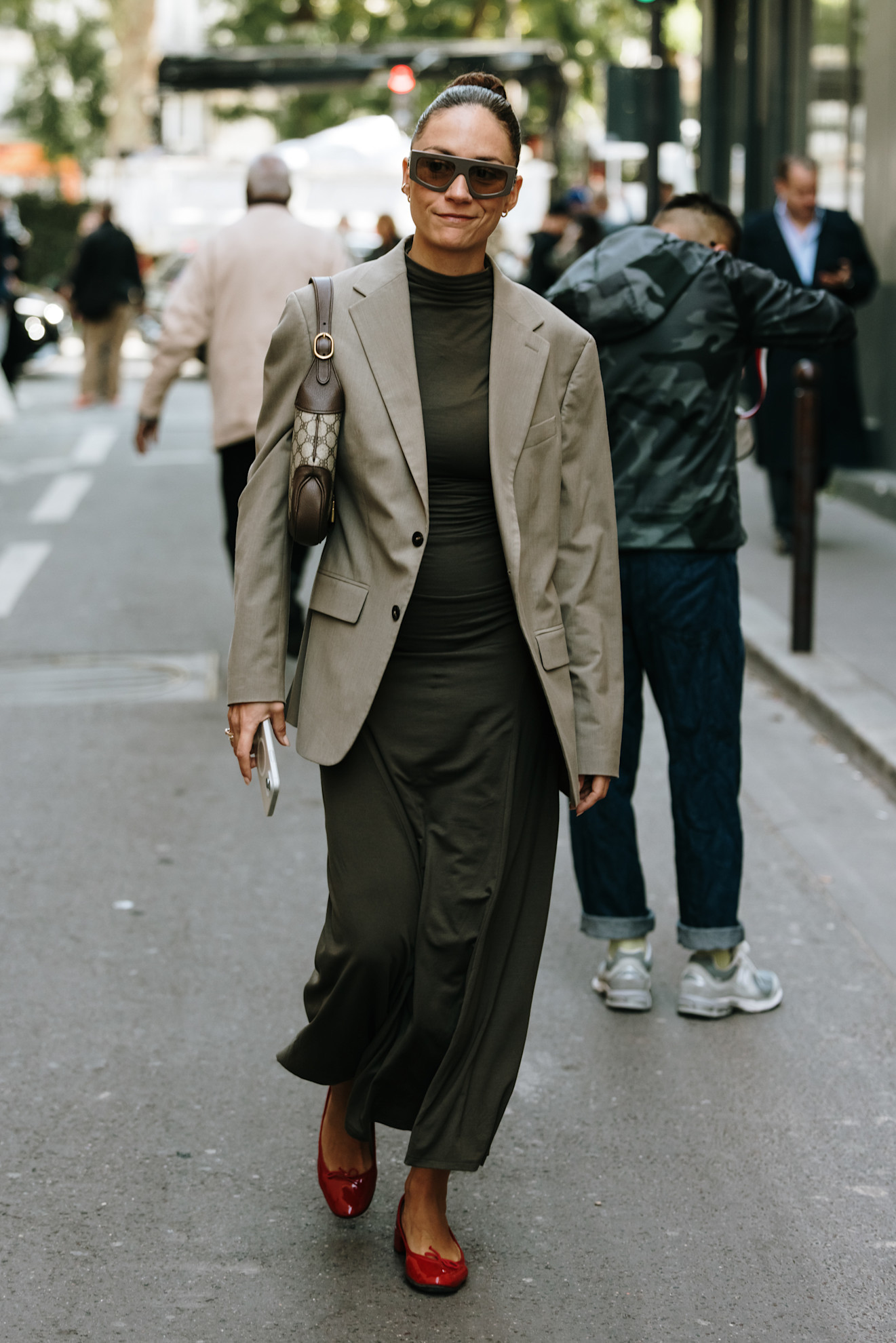 فستان طويل مع بليزر من شوارع باريس