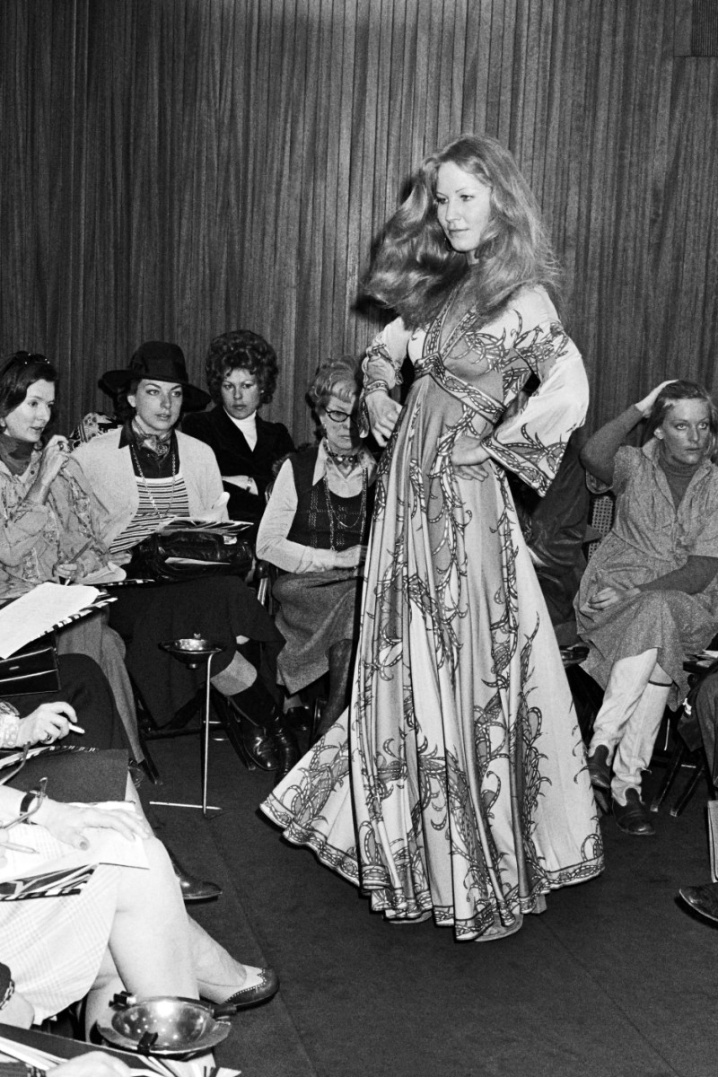 فستان طويل معرق من مجموعة ايمليو بوتشي لعام 1975