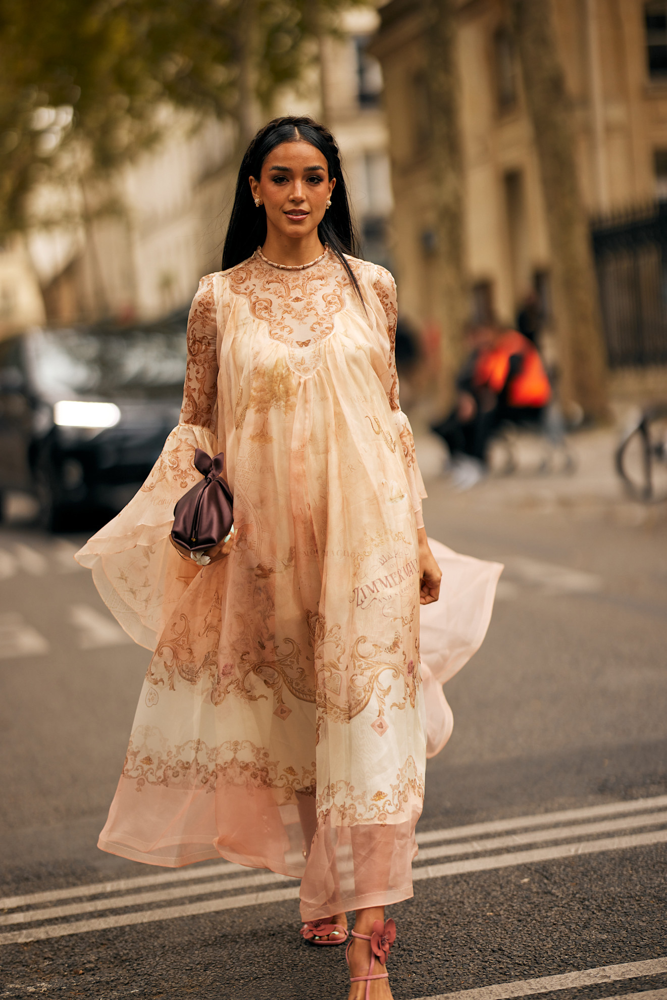 فستان فضفاض بقماش انسيابي ناعم من شوارع باريس