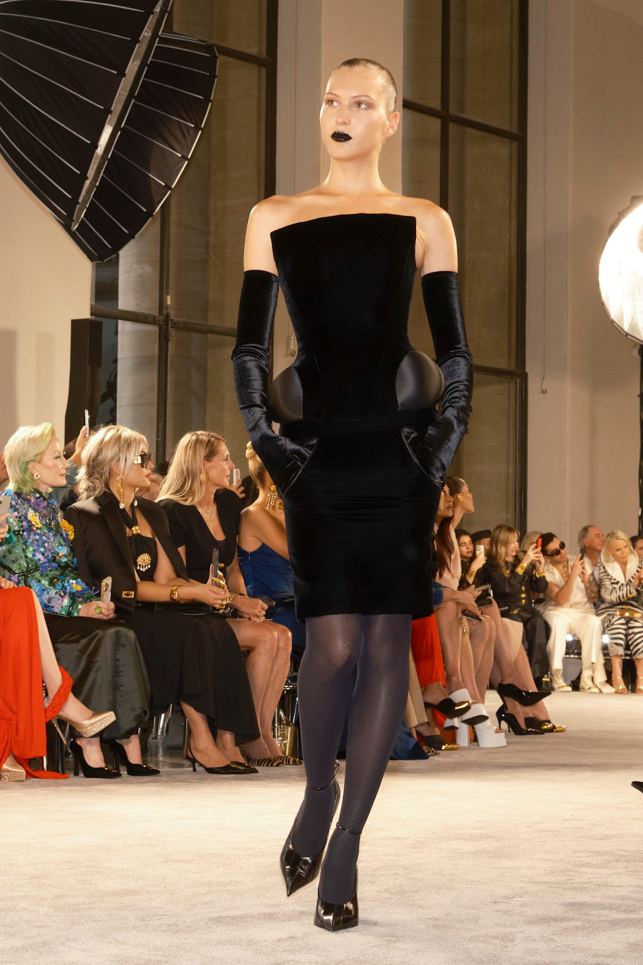 فستان قصير من المخمل الأسود من Schiaparelli