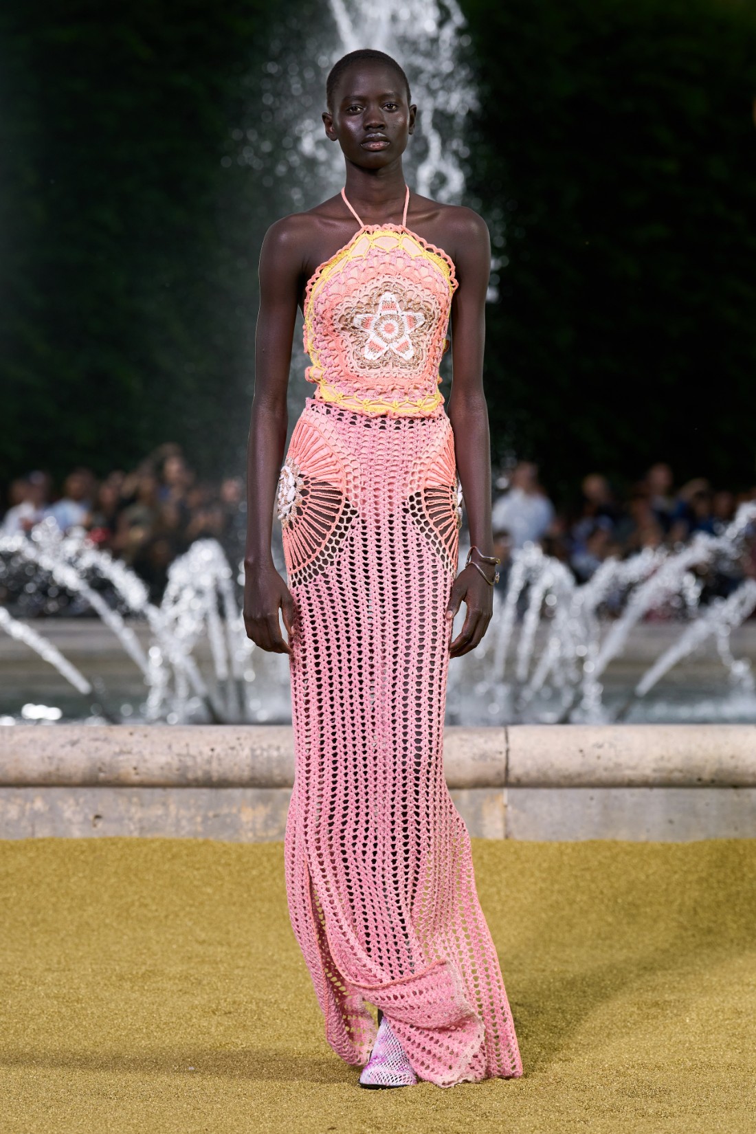 فستان كروشيه باستيل من مجموعة Kenzo ربيع صيف 2025