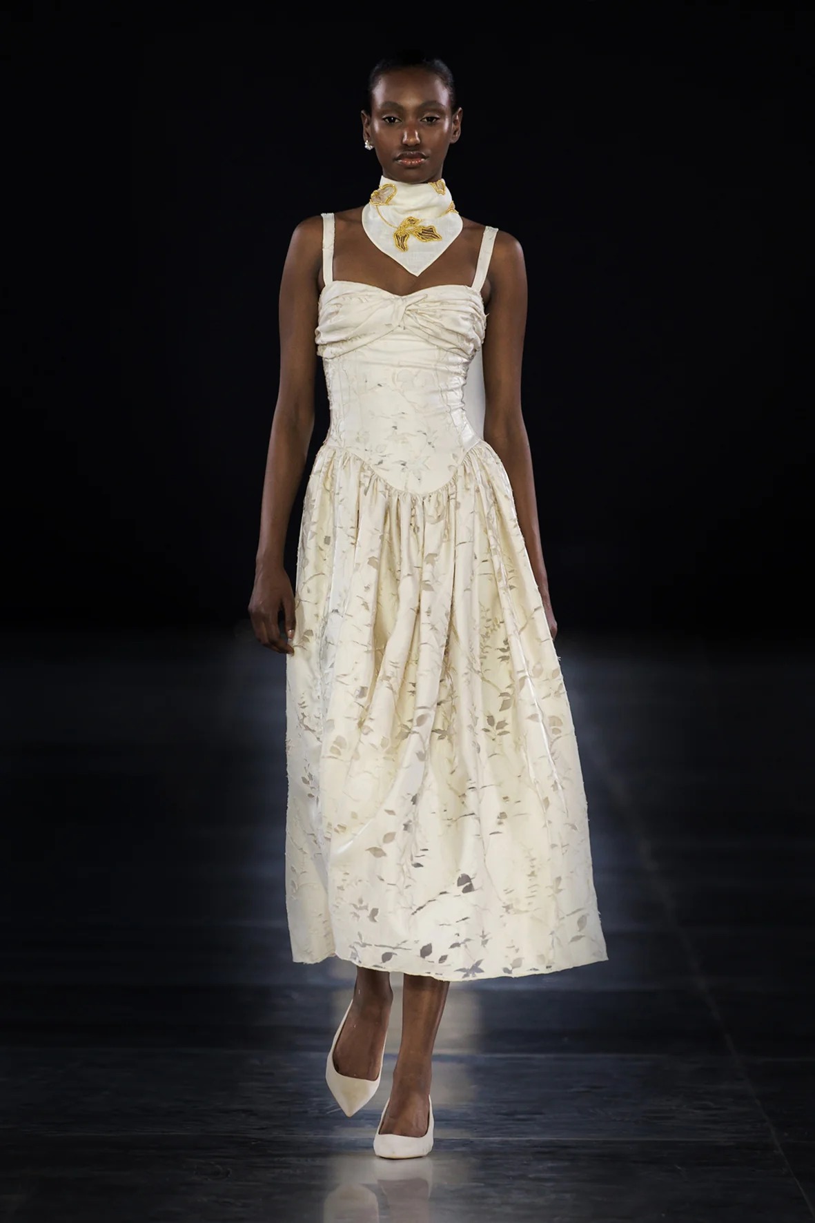 فستان كلاسيكي بطريقة عصرية وأنثوية من Razan AlAzzouni