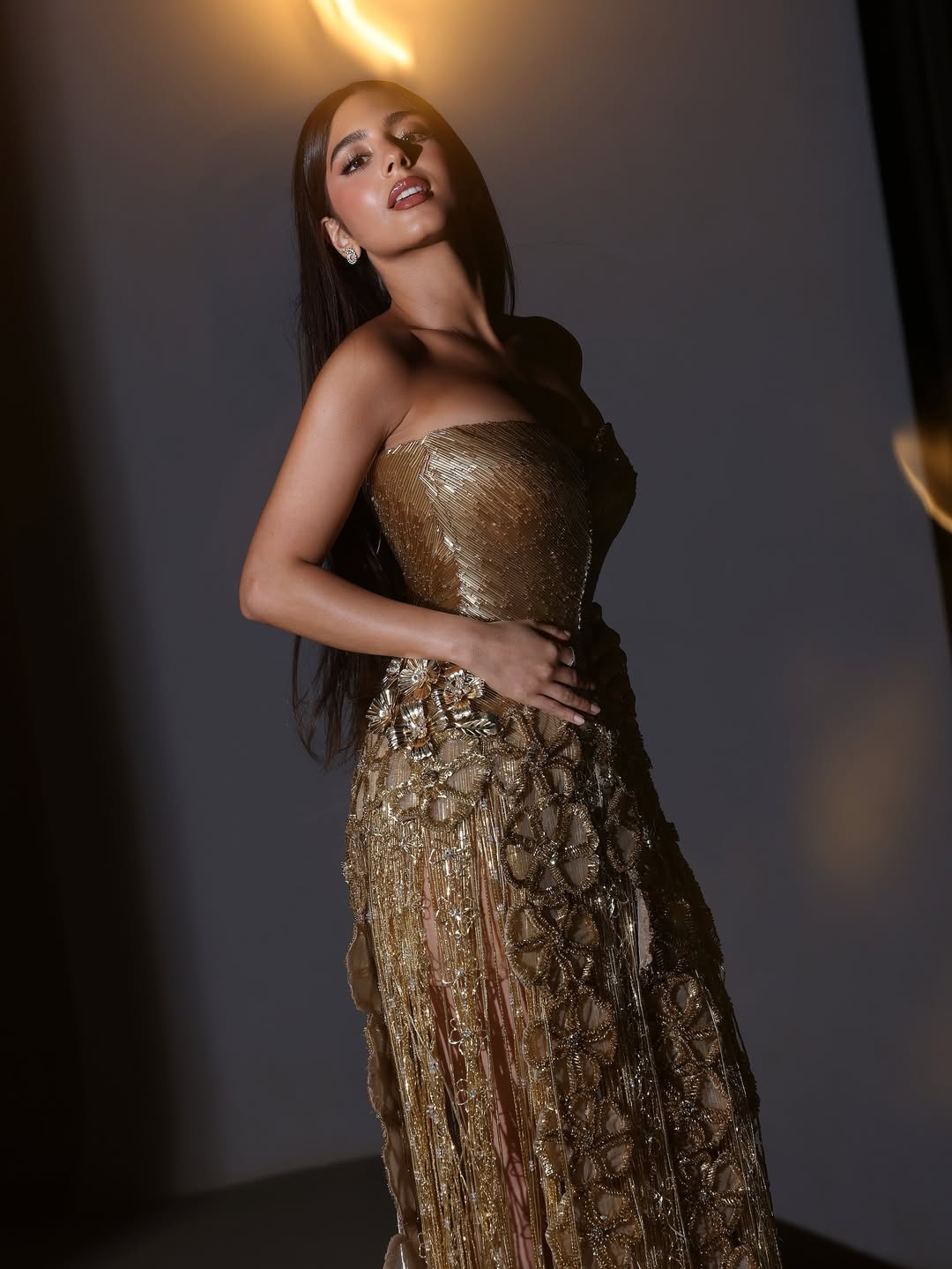 فستان مايام صمم على شكل ورود متصلة تلتف حول القوام