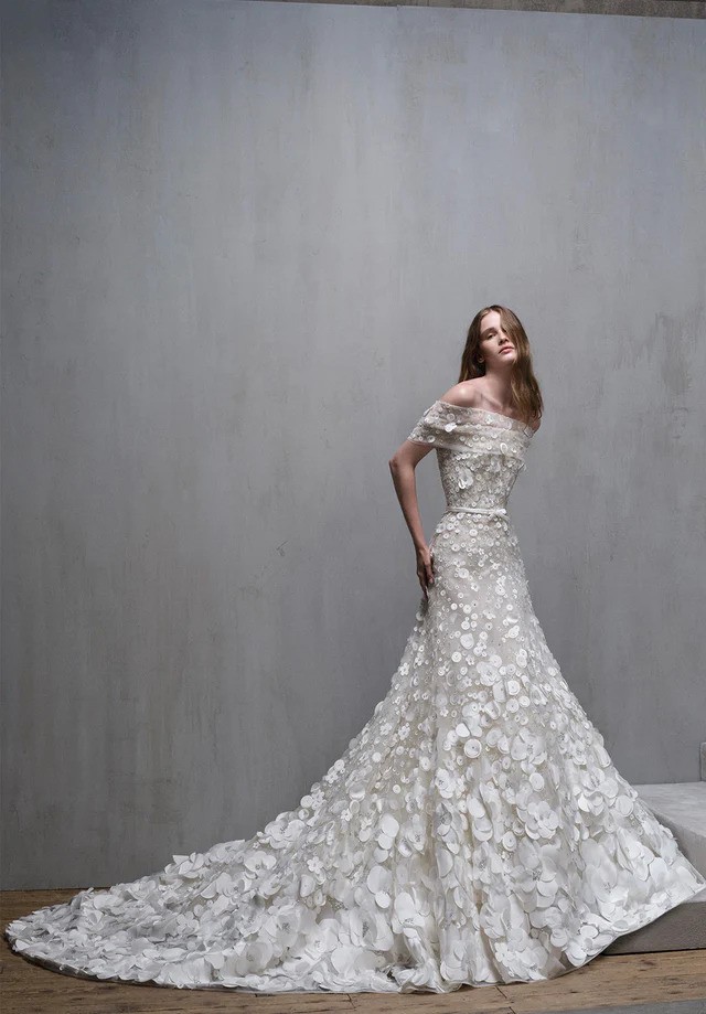 فستان مزين بالحجر والأحجار من ايلي صعب