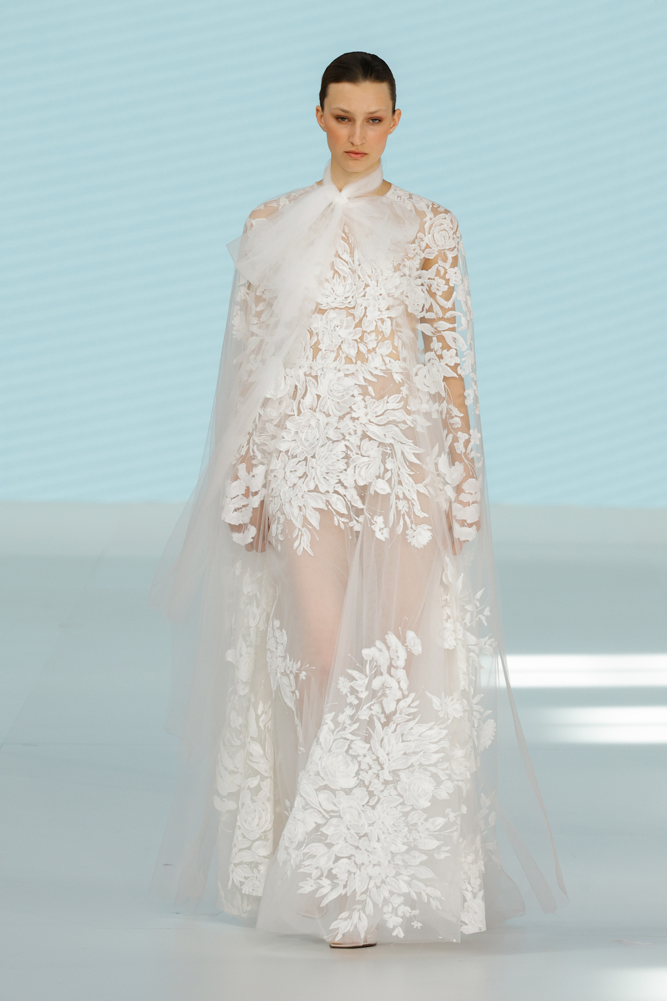 فستان مطرز بالورود من إيزابيل سانشيز