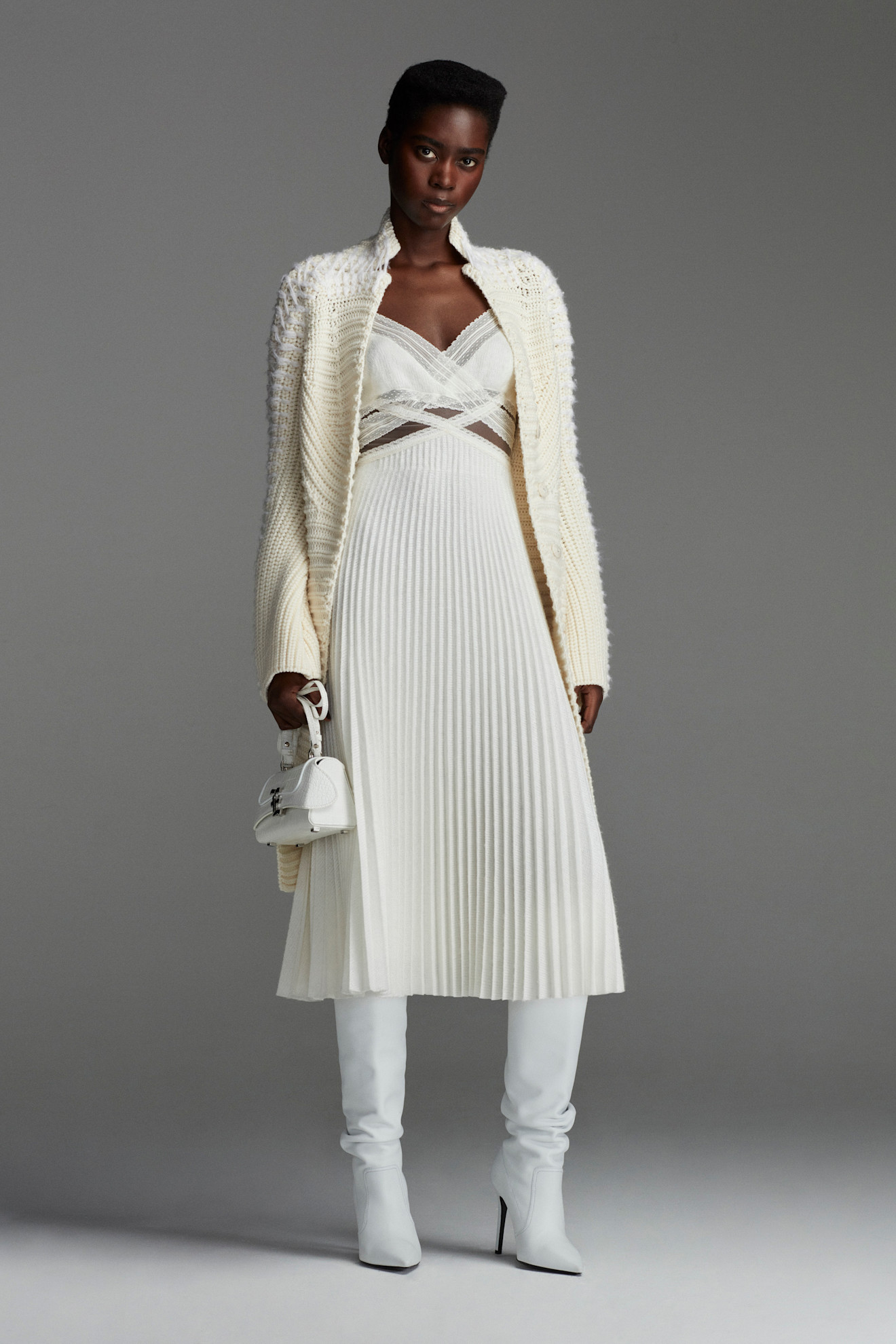 فستان مع كارديغان وبوت شتوي من ‏Scervino